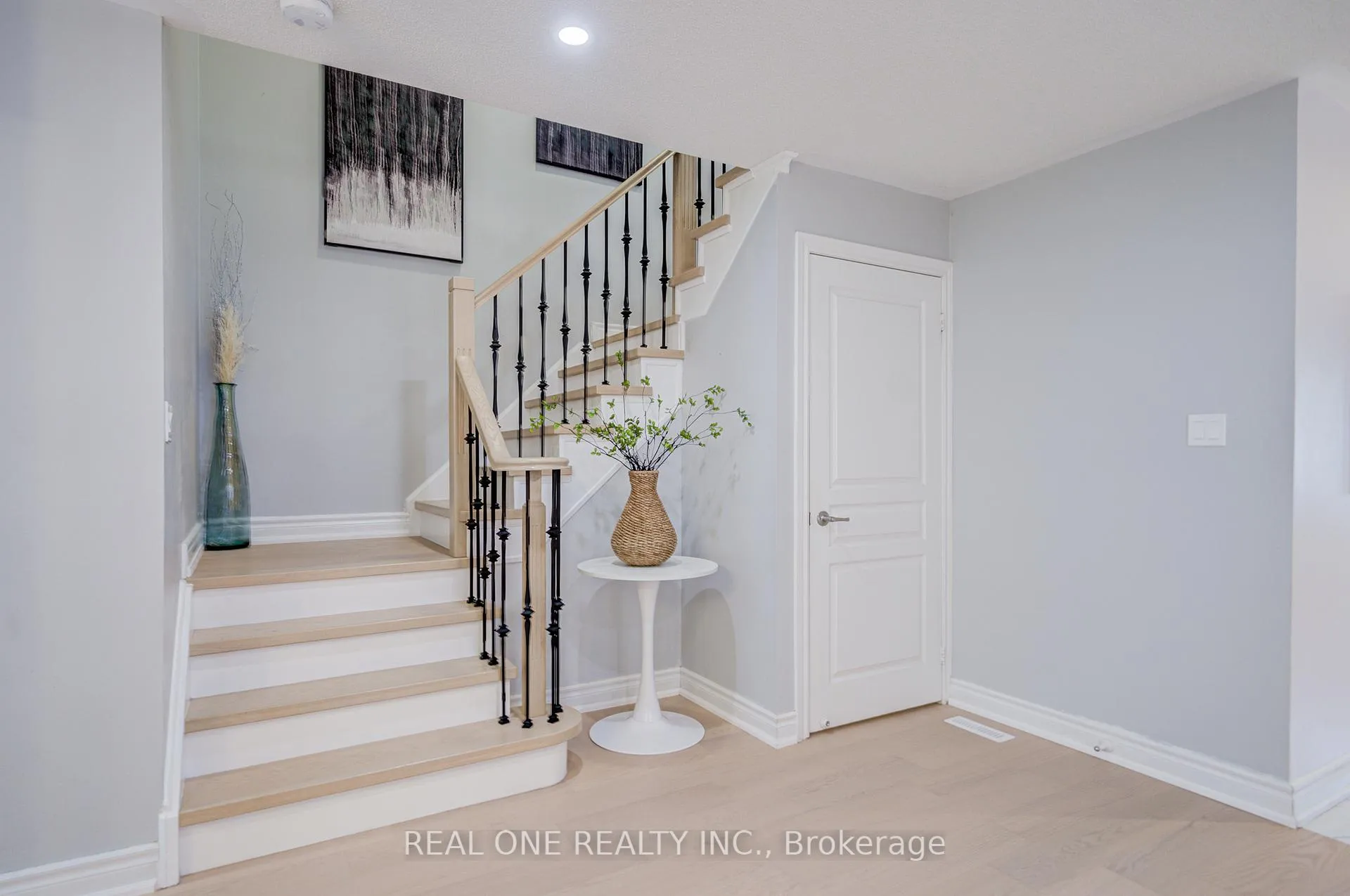 Photo 13 of 111 Viscount Drive, Markham, Berczy — HOMEH