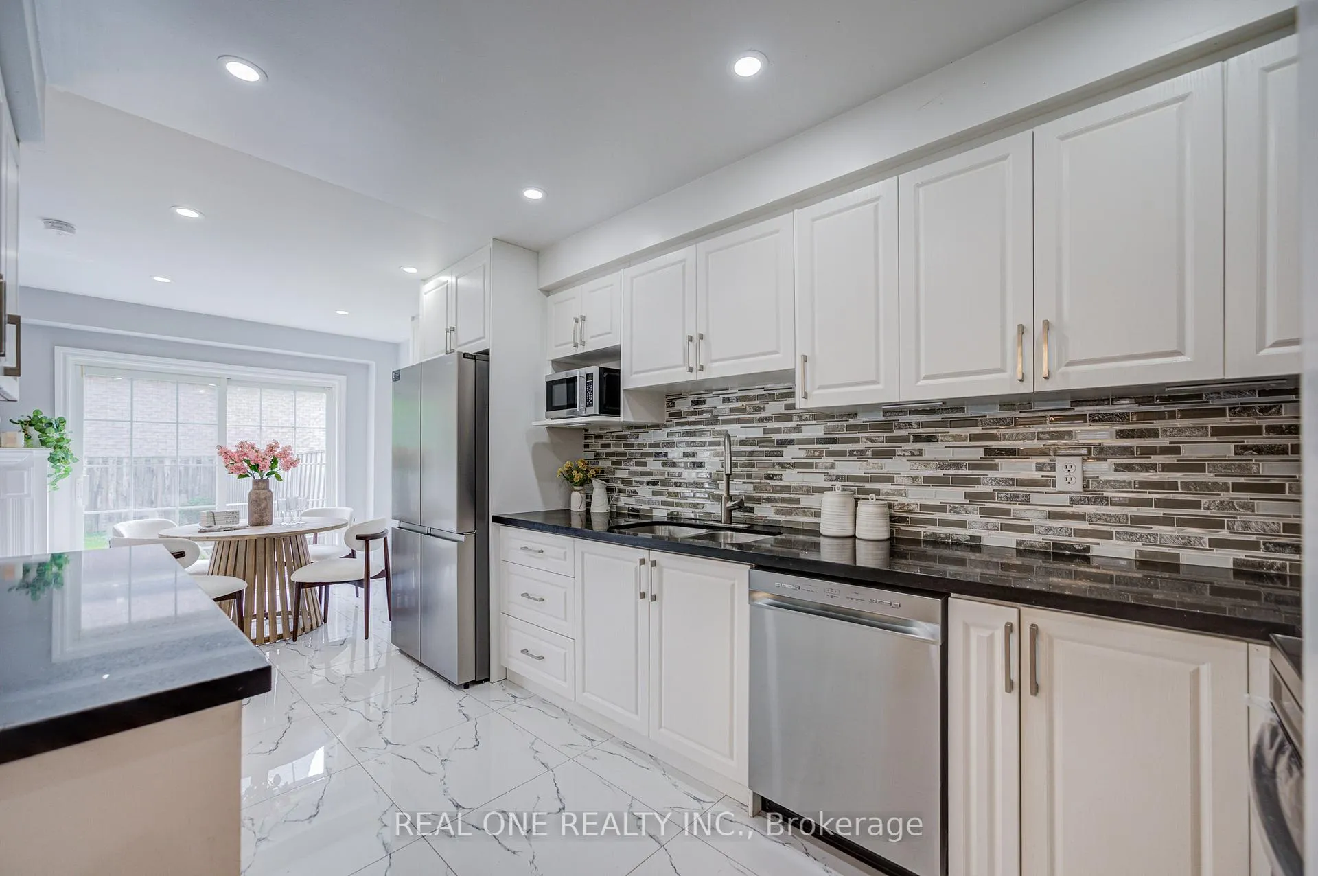 Photo 14 of 111 Viscount Drive, Markham, Berczy — HOMEH