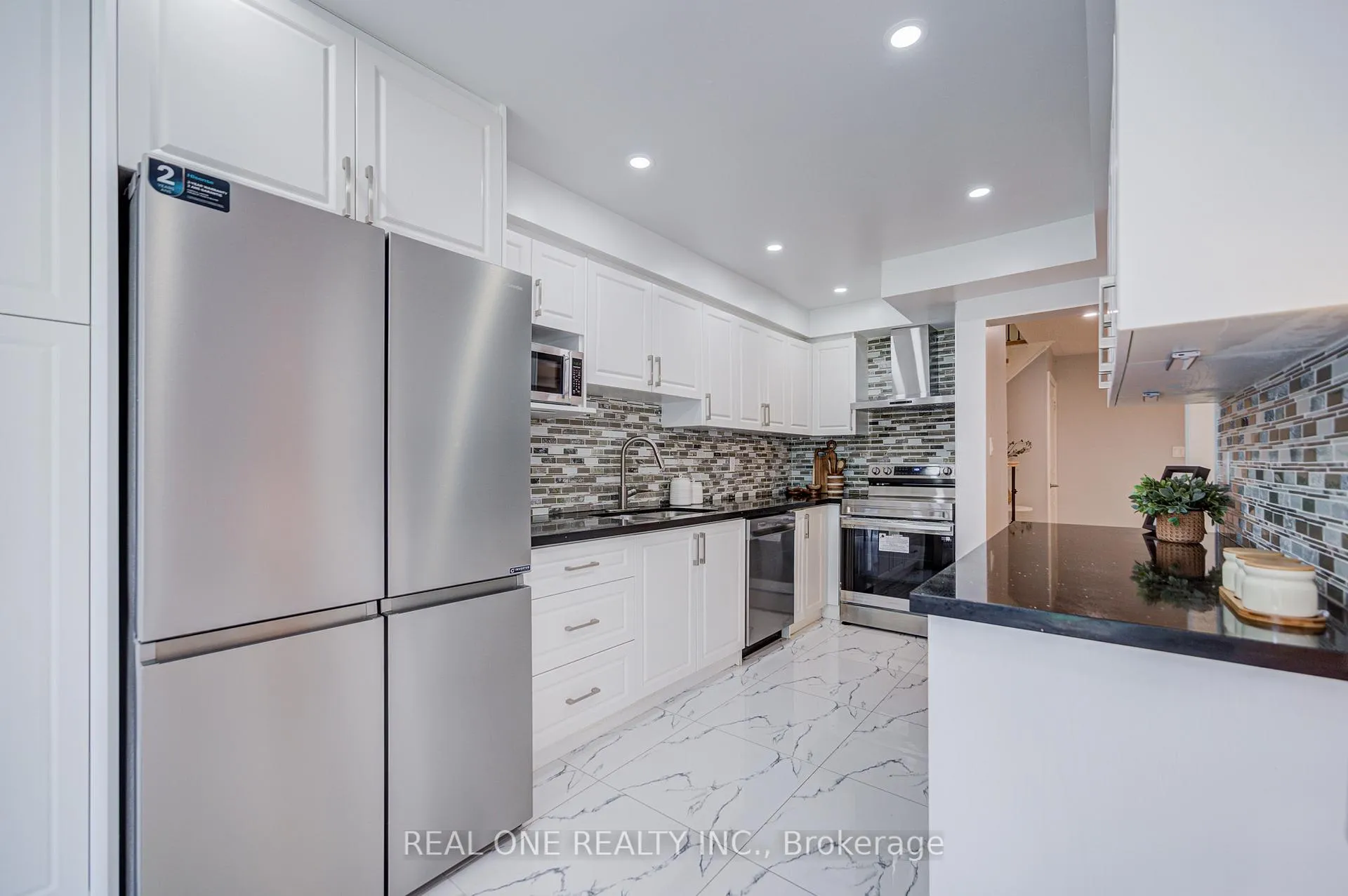 Photo 15 of 111 Viscount Drive, Markham, Berczy — HOMEH