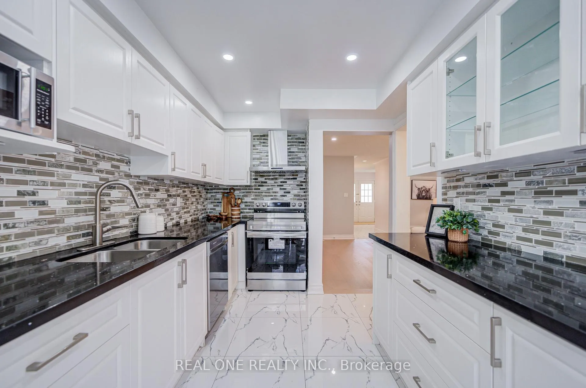 Photo 16 of 111 Viscount Drive, Markham, Berczy — HOMEH