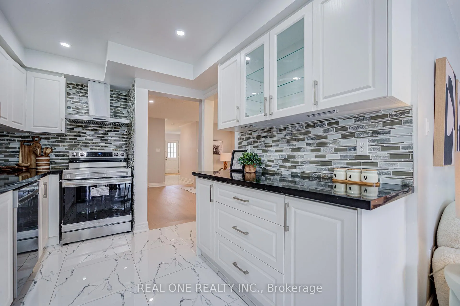 Photo 17 of 111 Viscount Drive, Markham, Berczy — HOMEH