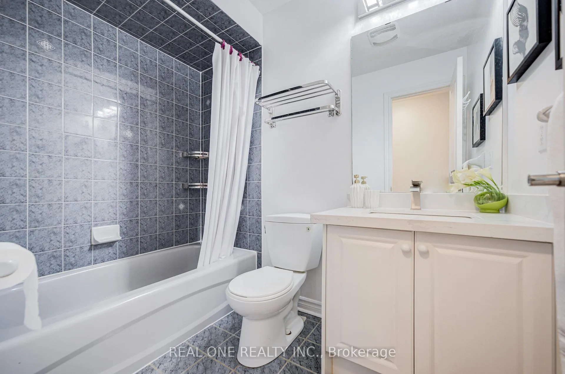 Photo 35 of 111 Viscount Drive, Markham, Berczy — HOMEH