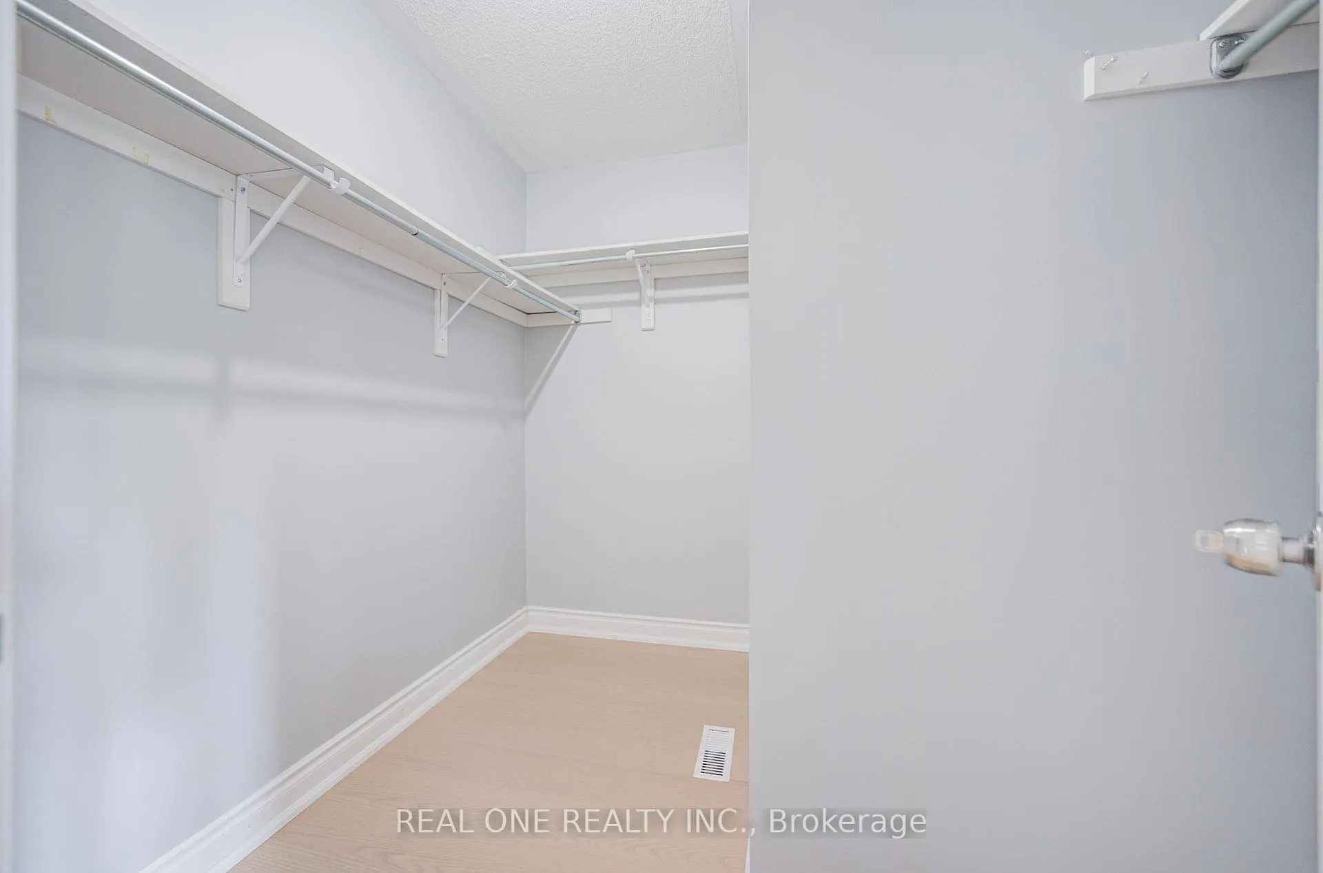 Photo 37 of 111 Viscount Drive, Markham, Berczy — HOMEH