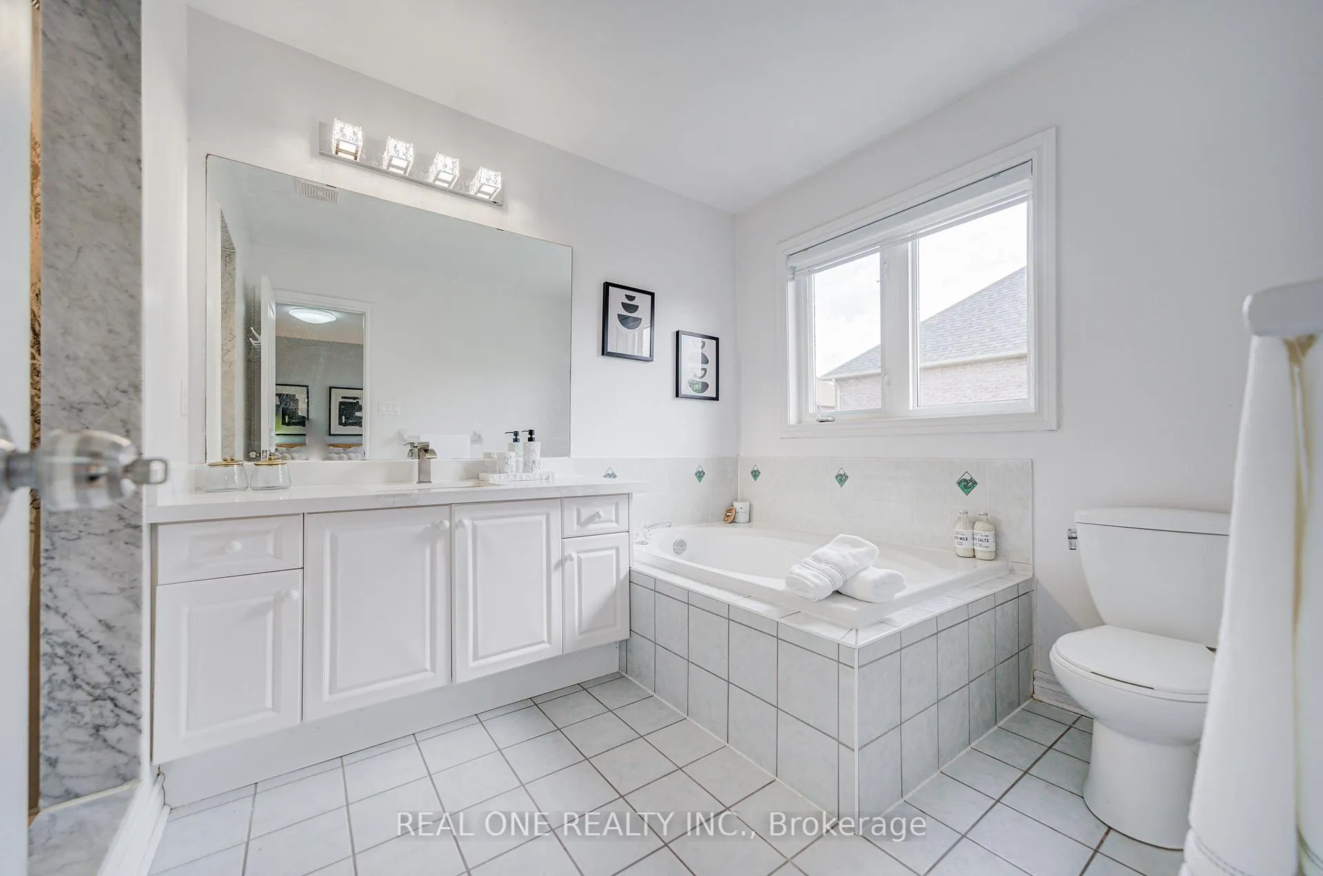 Photo 39 of 111 Viscount Drive, Markham, Berczy — HOMEH