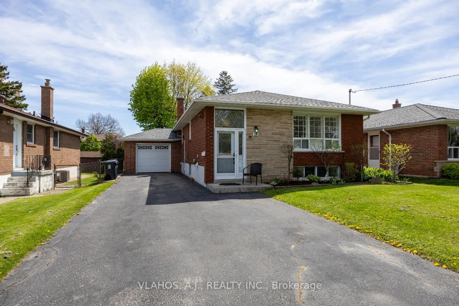 Photo 1 of 19 Bainhart Crescent, Scarborough, Woburn — HOMEH