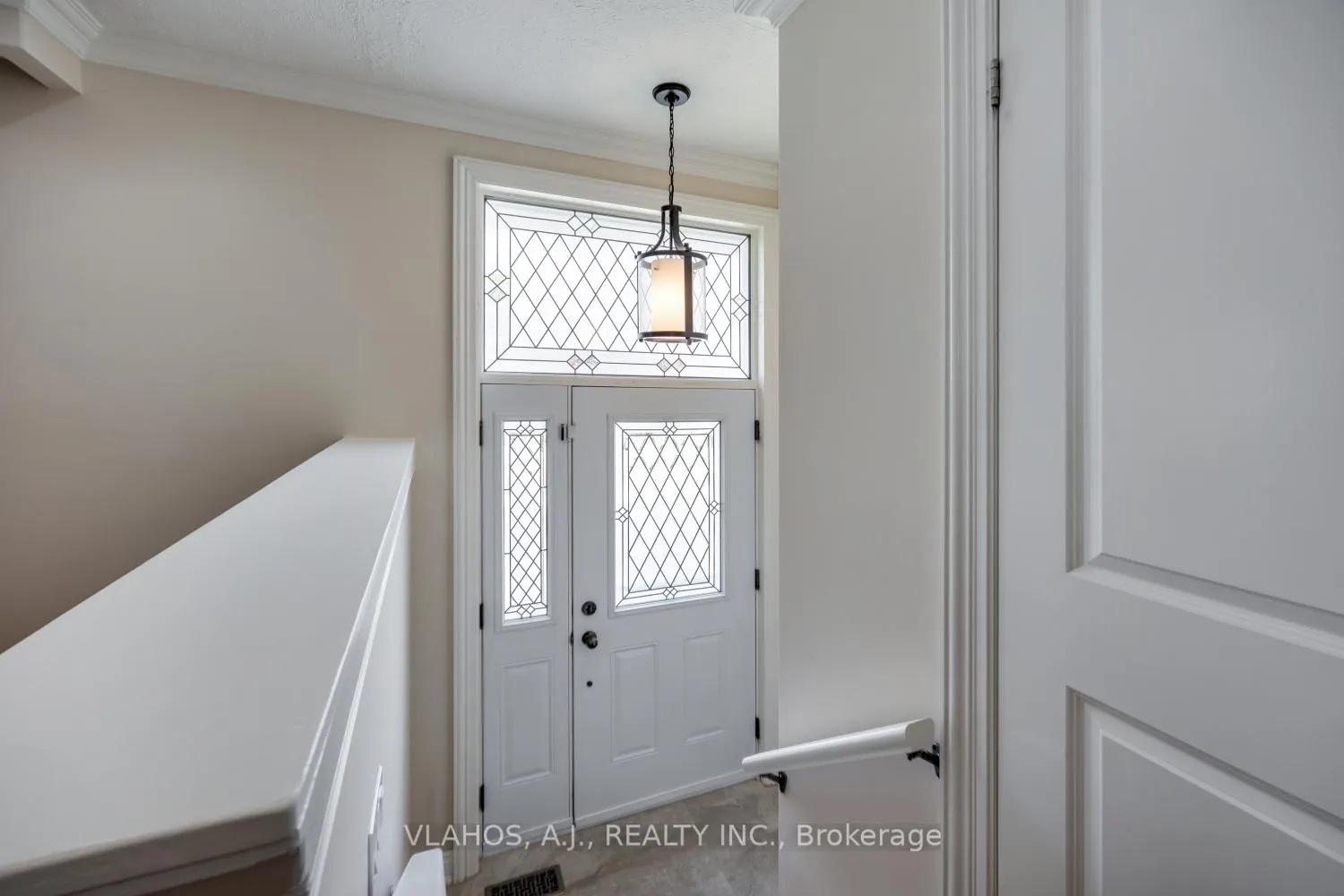 Photo 2 of 19 Bainhart Crescent, Scarborough, Woburn — HOMEH