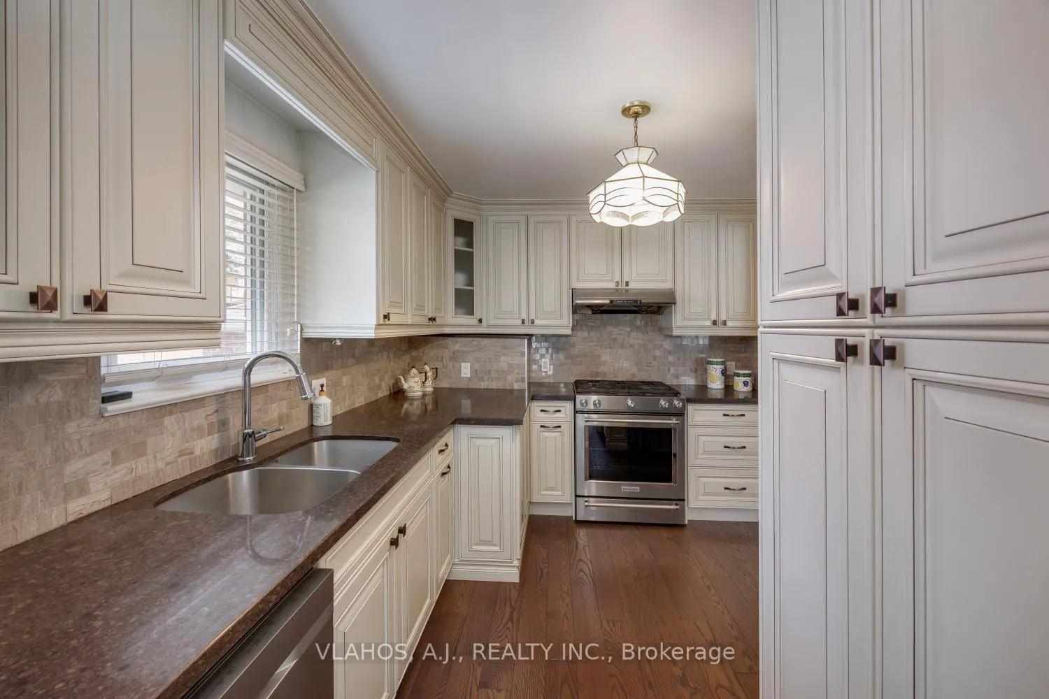 Photo 3 of 19 Bainhart Crescent, Scarborough, Woburn — HOMEH
