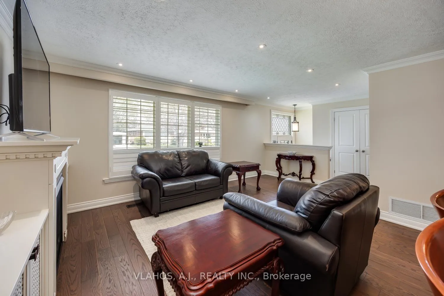 Photo 5 of 19 Bainhart Crescent, Scarborough, Woburn — HOMEH