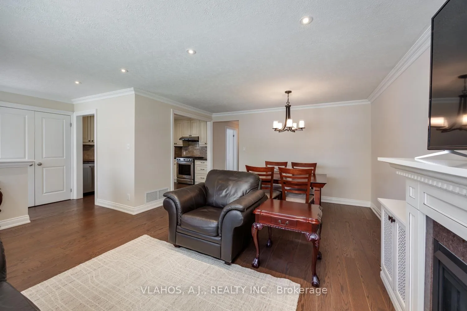 Photo 7 of 19 Bainhart Crescent, Scarborough, Woburn — HOMEH