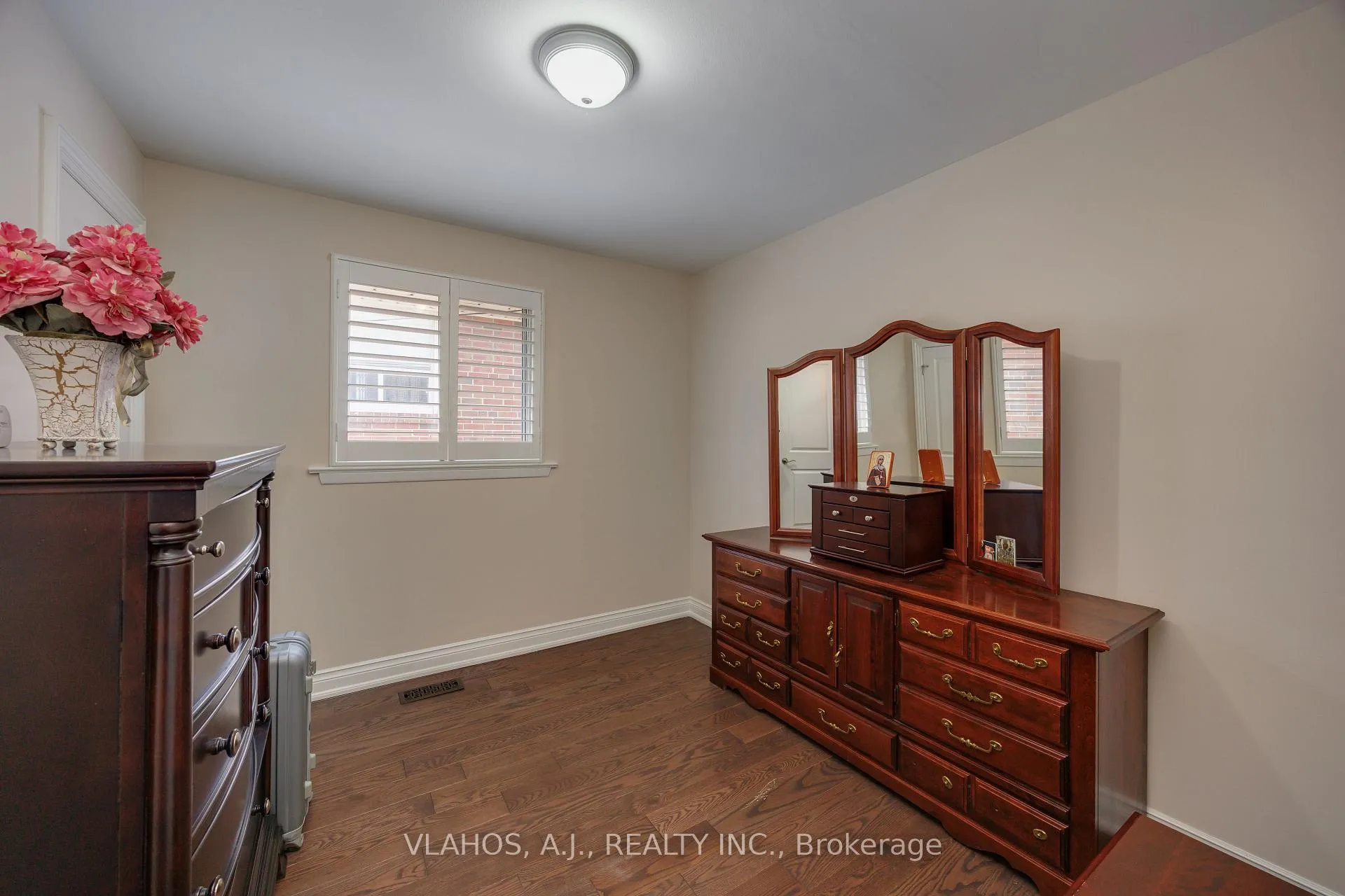 Photo 11 of 19 Bainhart Crescent, Scarborough, Woburn — HOMEH