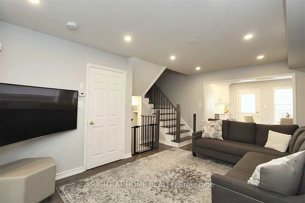 Photo 3 of 70 Keystar Court, Vaughan, Vellore Village — HOMEH