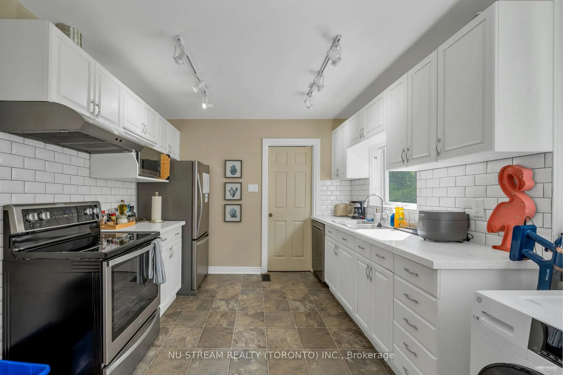 Photo 9 of Unit main floor, 5 Highvale Road, Scarborough, Clairlea-Birchmount — HOMEH