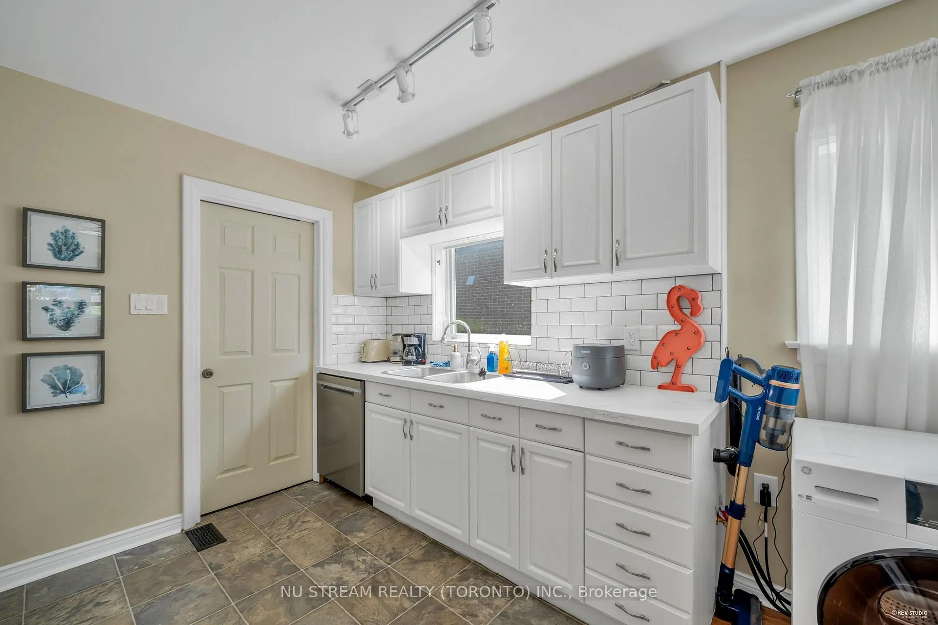 Photo 11 of Unit main floor, 5 Highvale Road, Scarborough, Clairlea-Birchmount — HOMEH
