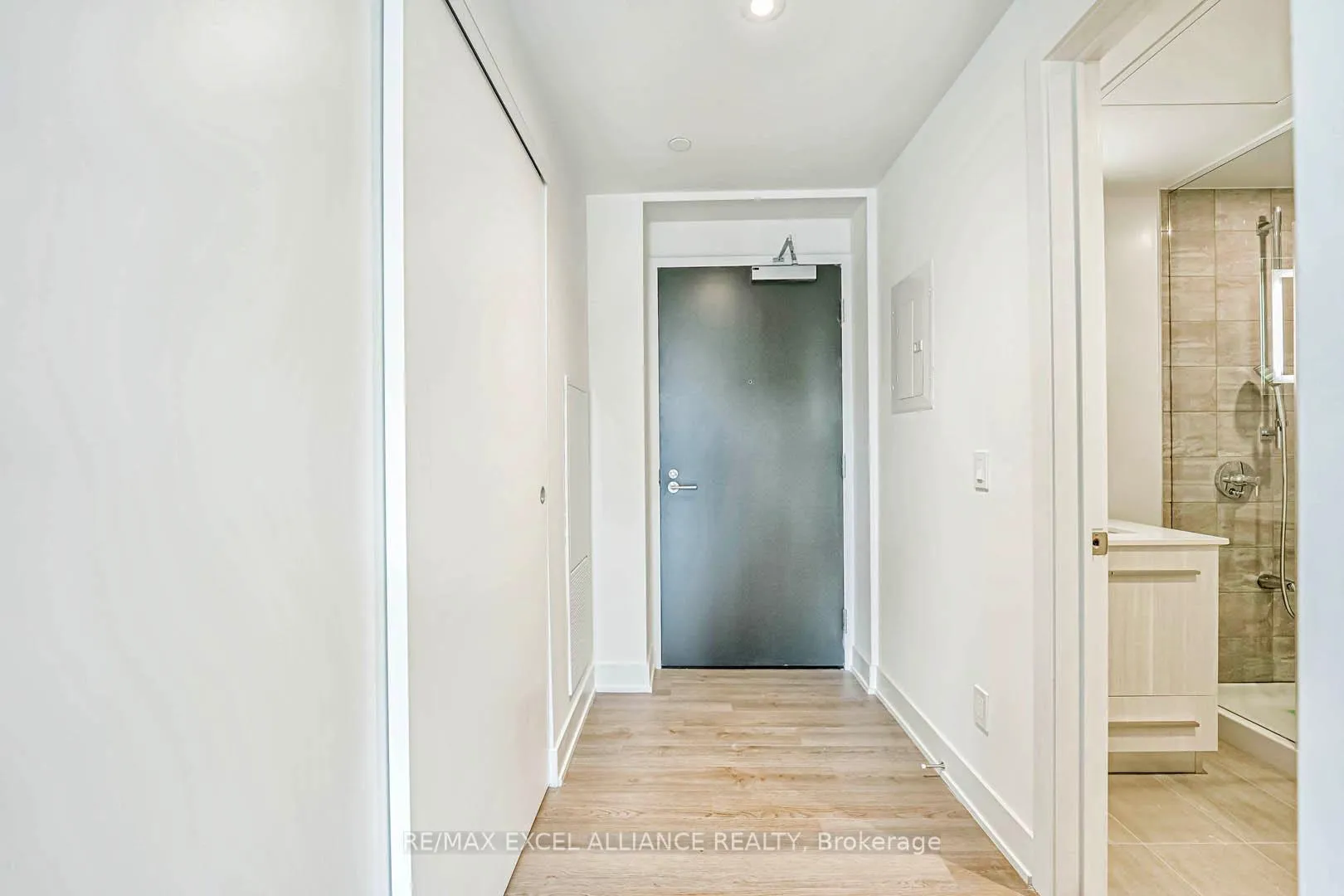 Photo 8 of Unit 1002, 8 Cumberland Street, Toronto, The Annex — HOMEH