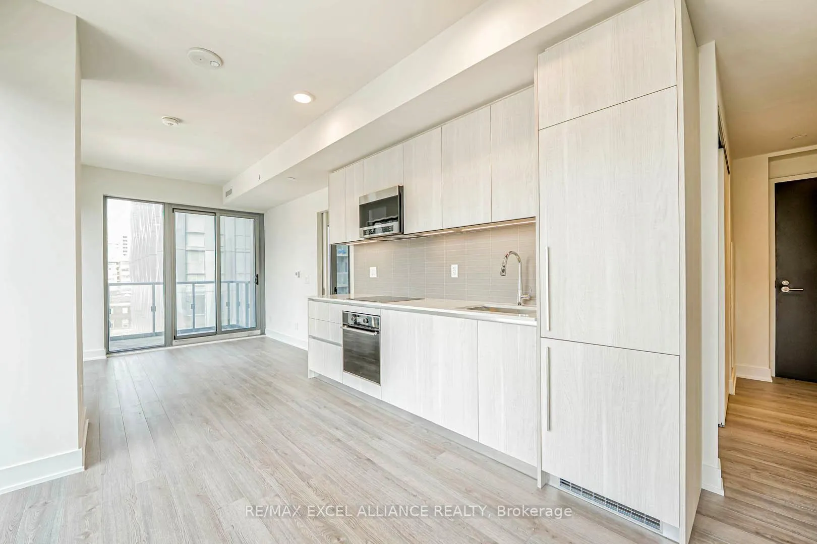 Photo 10 of Unit 1002, 8 Cumberland Street, Toronto, The Annex — HOMEH