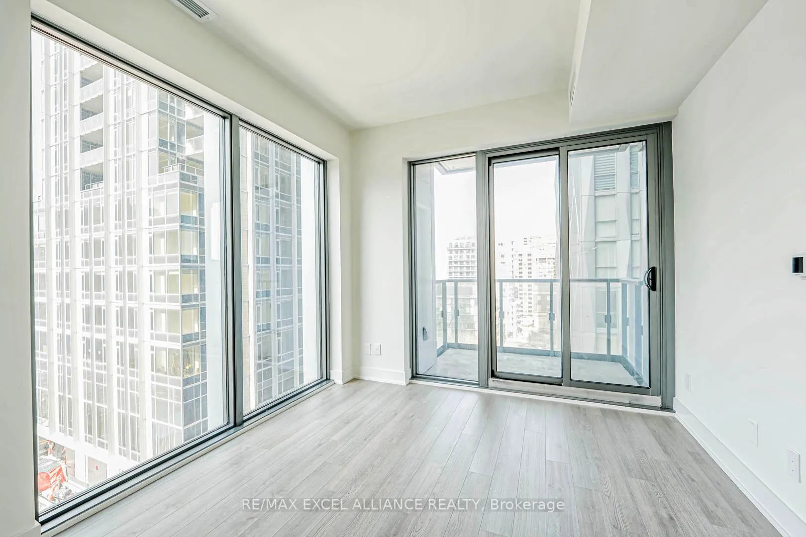 Photo 11 of Unit 1002, 8 Cumberland Street, Toronto, The Annex — HOMEH