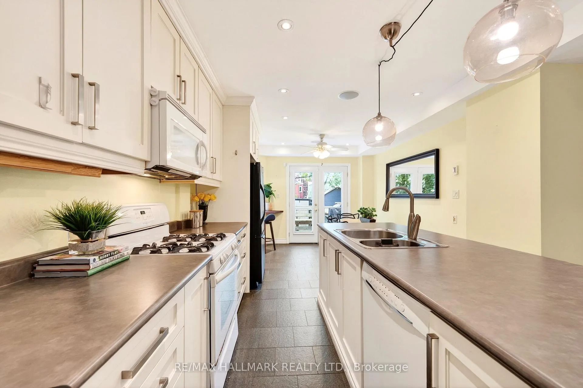 Photo 15 of 17 Mountalan Avenue, Toronto, Greenwood-Coxwell — HOMEH