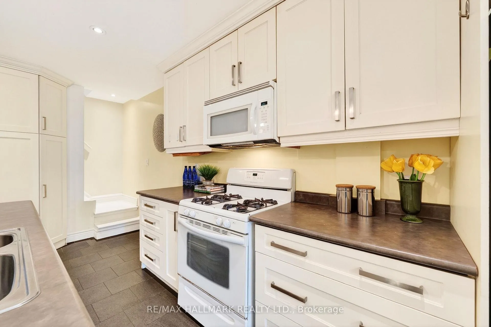 Photo 16 of 17 Mountalan Avenue, Toronto, Greenwood-Coxwell — HOMEH