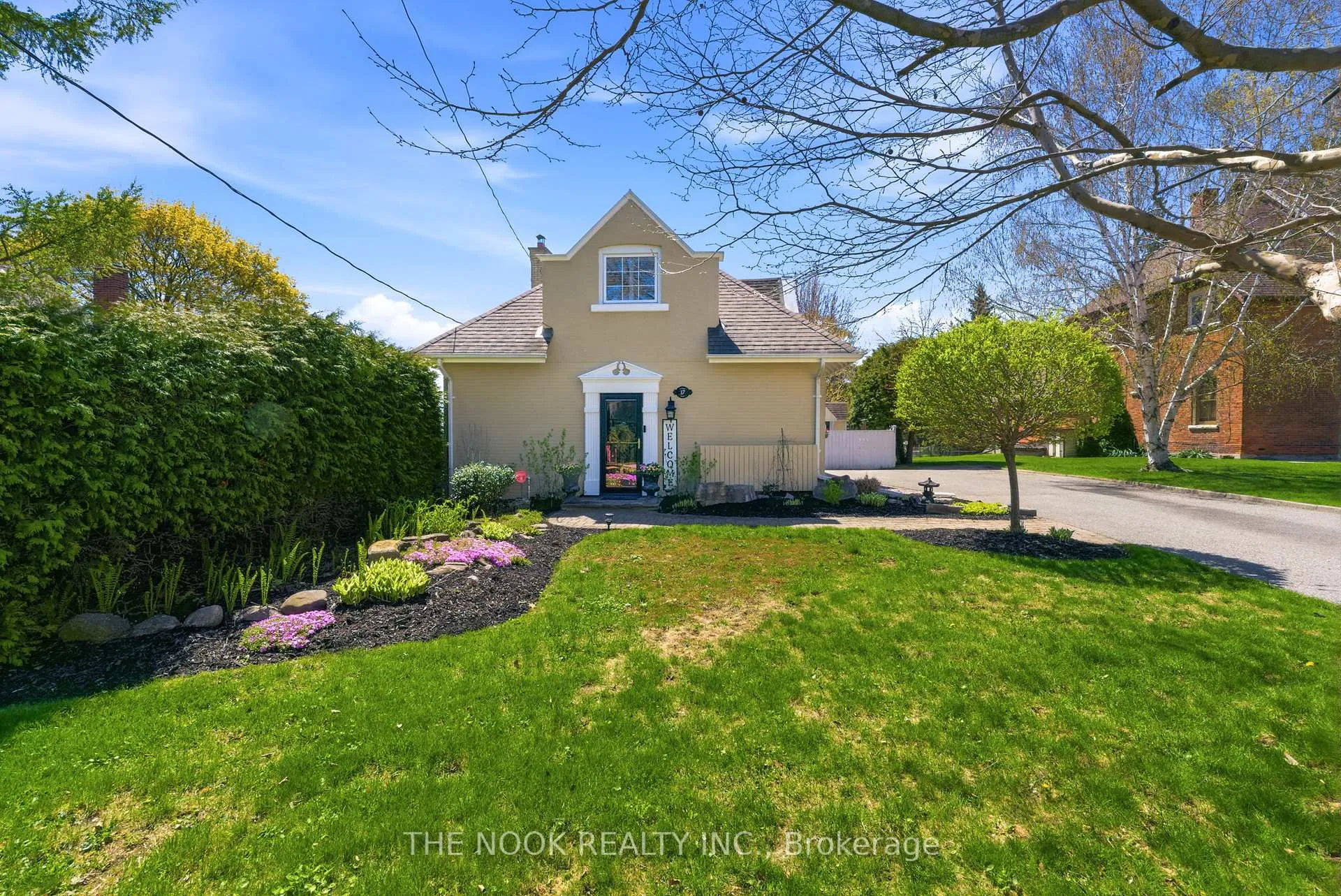 Photo 2 of 17 Lover's Lane, Clarington, Bowmanville — HOMEH