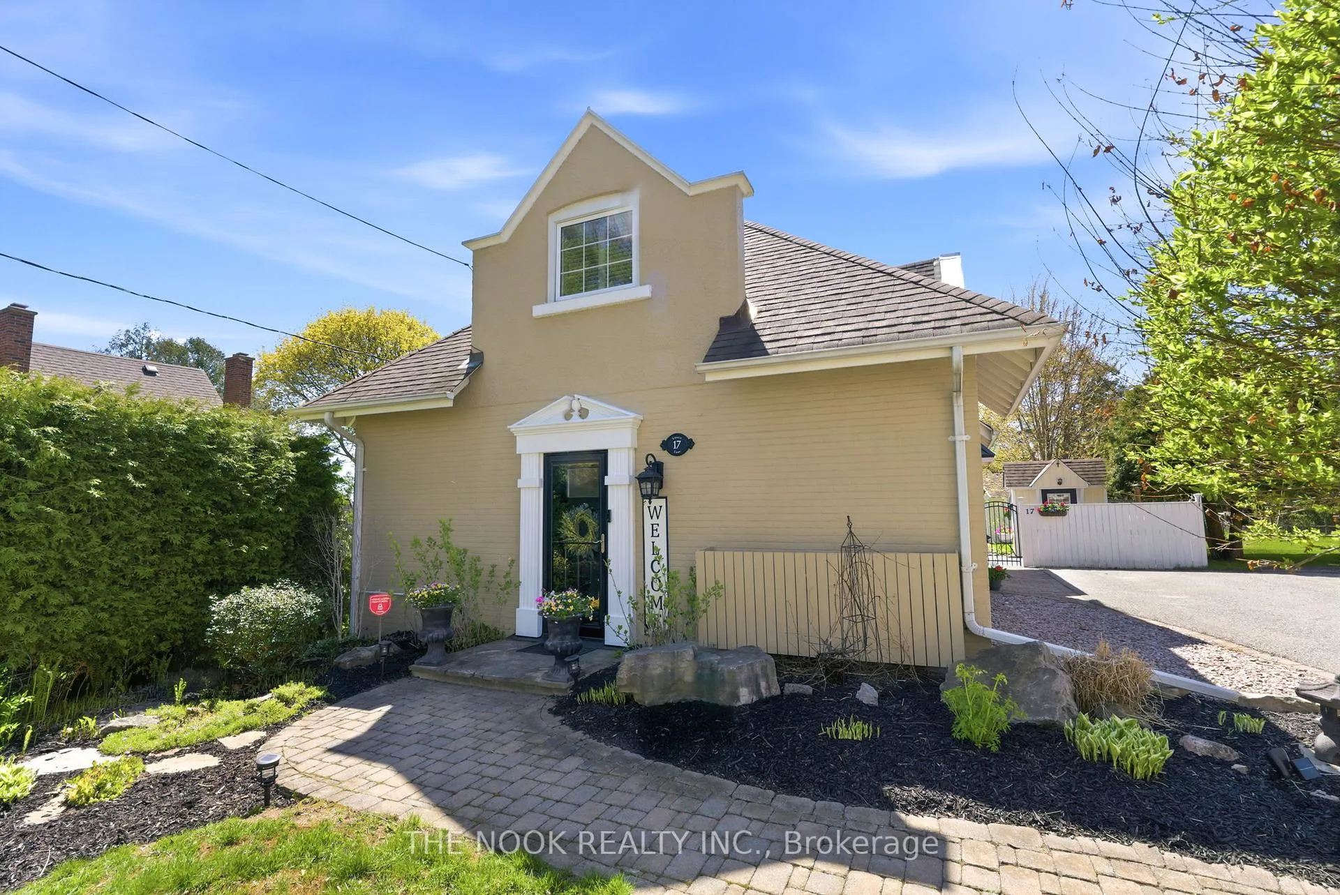 Photo 3 of 17 Lover's Lane, Clarington, Bowmanville — HOMEH