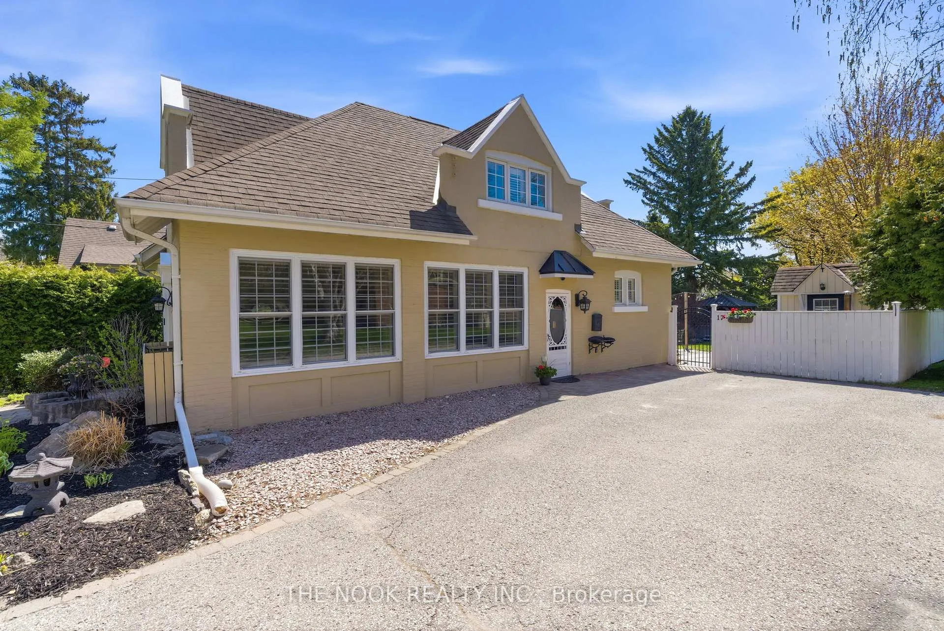 Photo 4 of 17 Lover's Lane, Clarington, Bowmanville — HOMEH