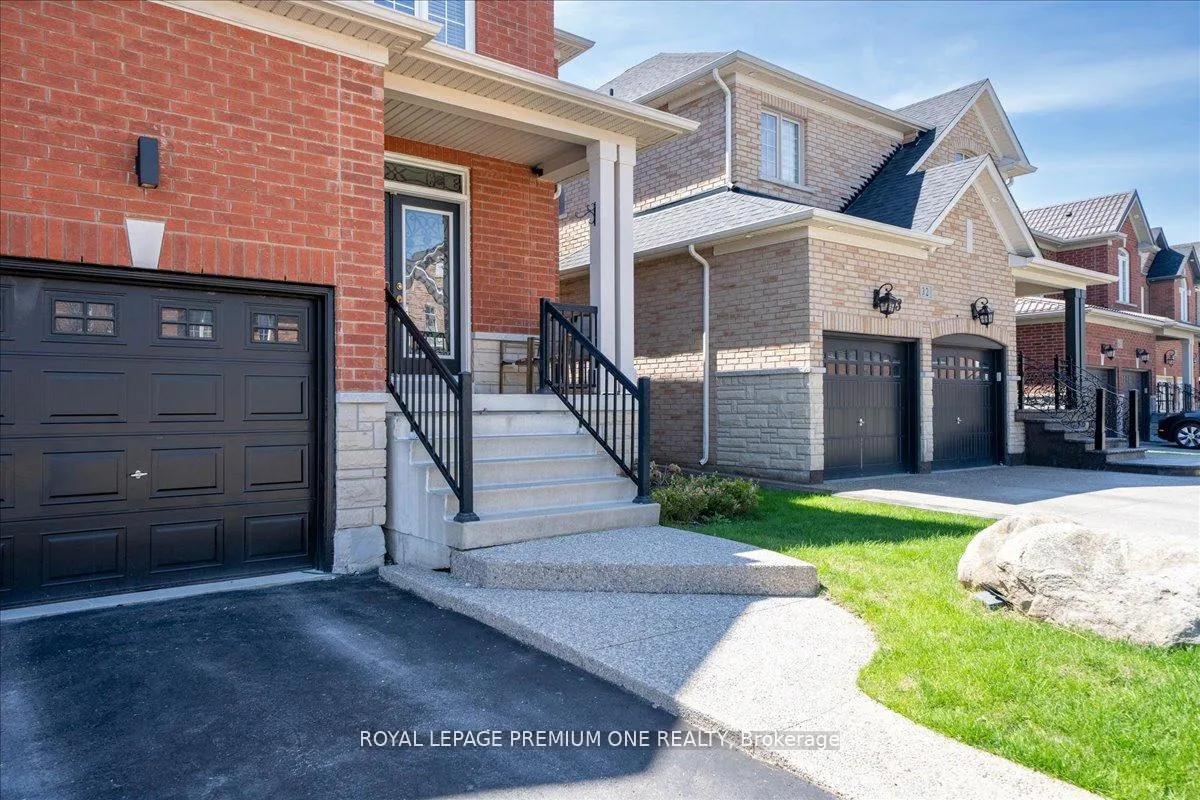 Photo 3 of 30 Monabelle Crescent, Brampton, Vales of Castlemore North — HOMEH