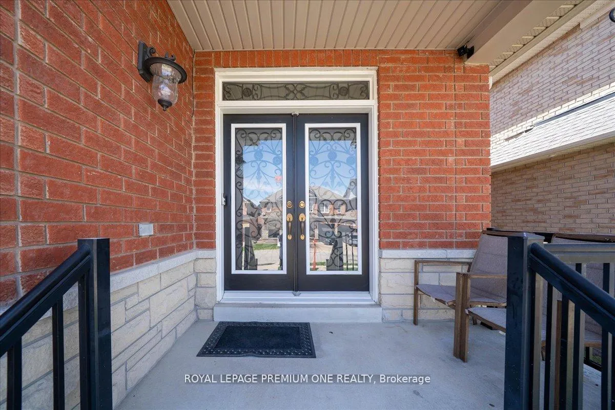 Photo 4 of 30 Monabelle Crescent, Brampton, Vales of Castlemore North — HOMEH