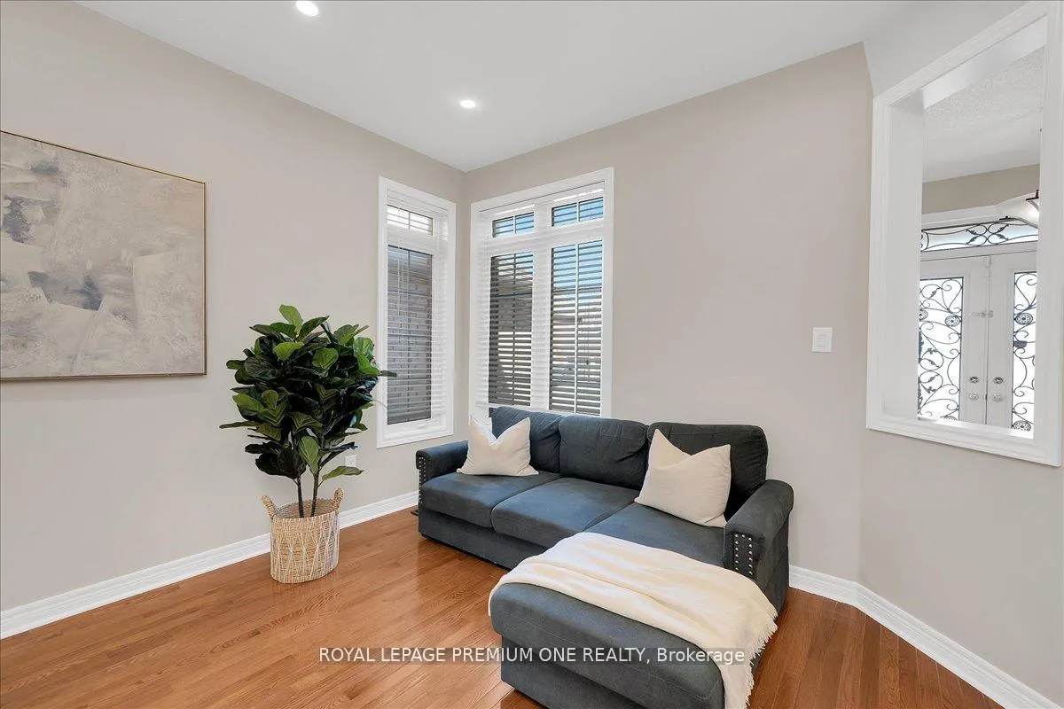 Photo 9 of 30 Monabelle Crescent, Brampton, Vales of Castlemore North — HOMEH