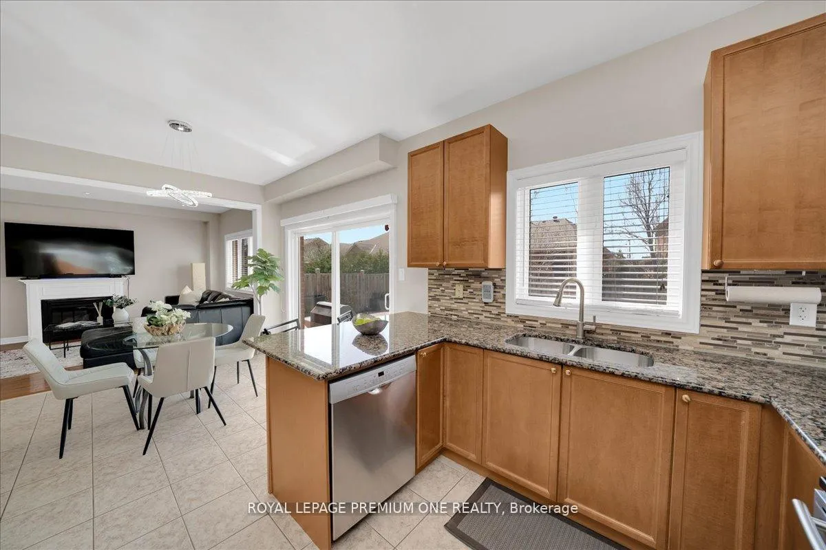 Photo 14 of 30 Monabelle Crescent, Brampton, Vales of Castlemore North — HOMEH