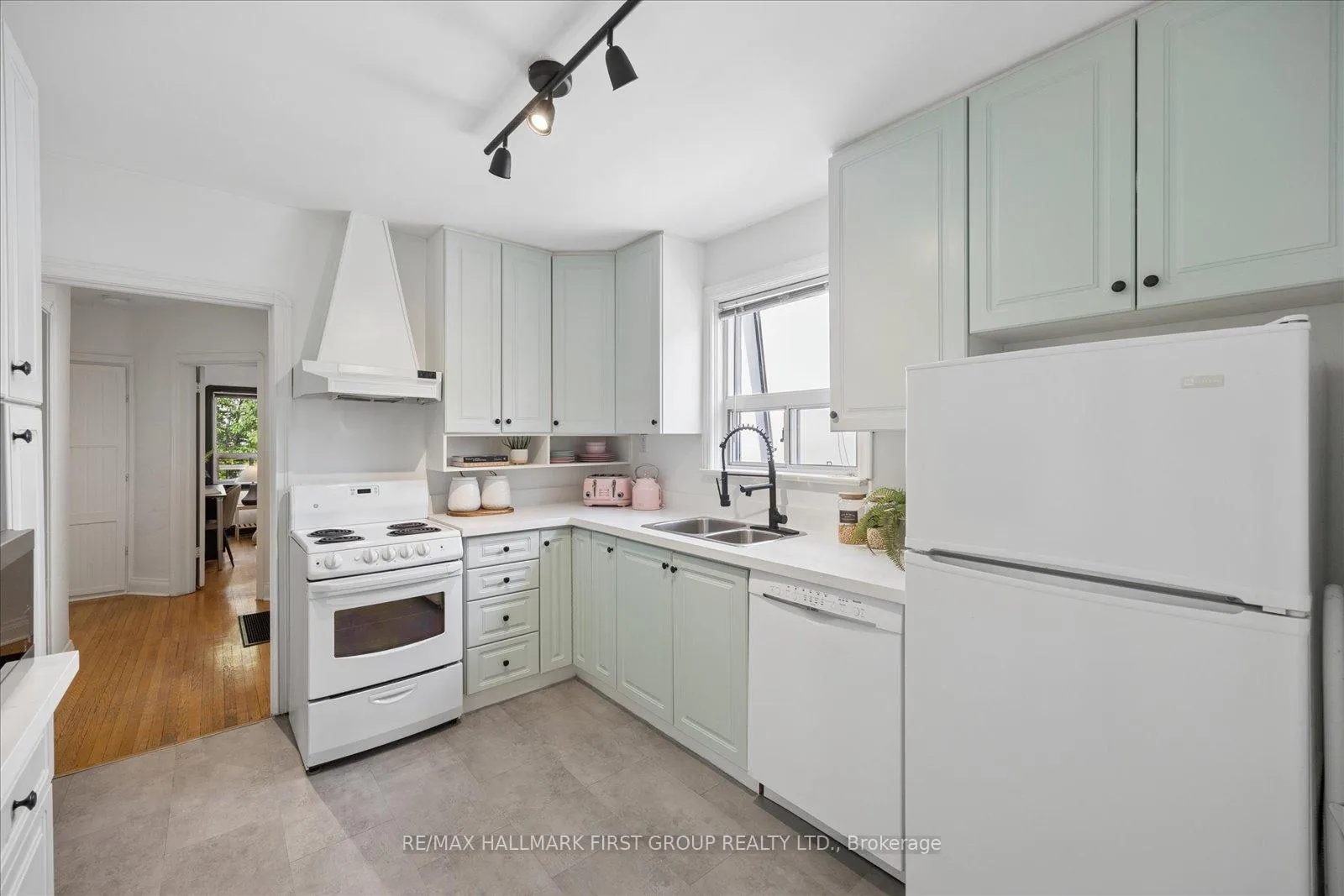 Photo 11 of 31 Machockie Road, Toronto, East York — HOMEH