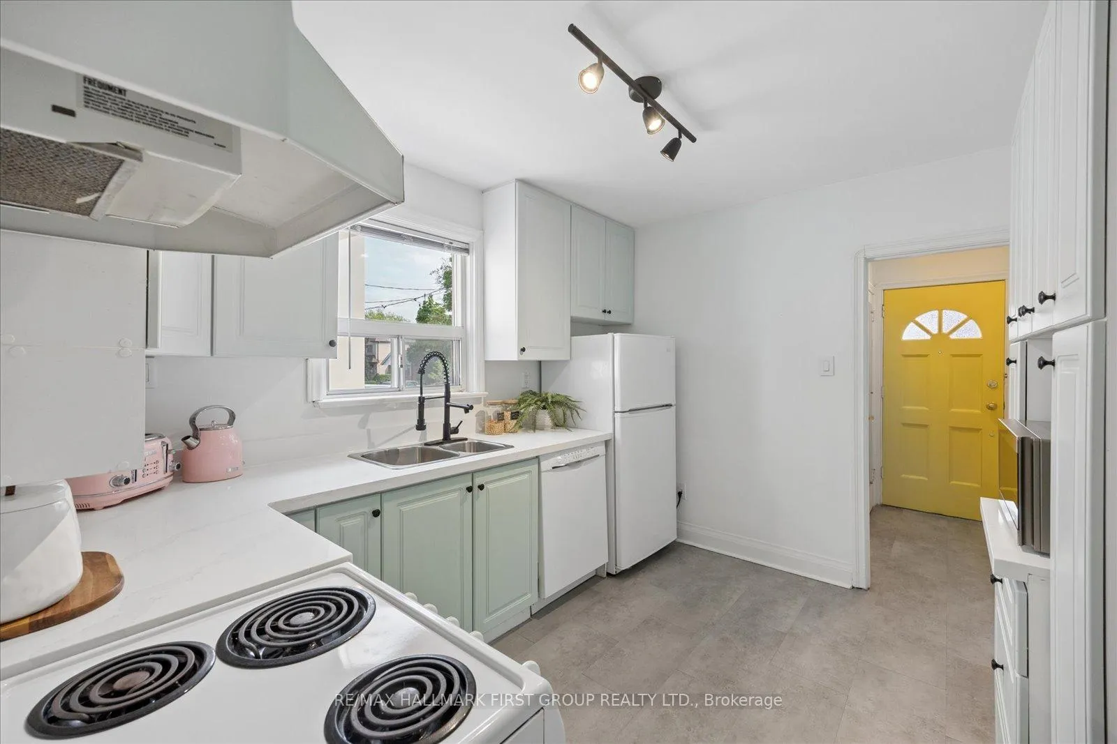Photo 13 of 31 Machockie Road, Toronto, East York — HOMEH