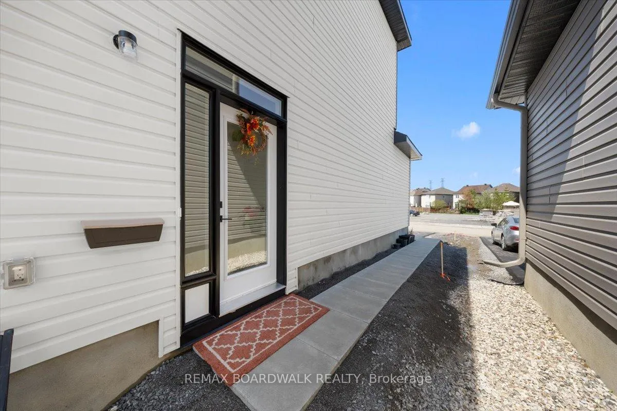 Photo 2 of 141 Shelleright Street, Ottawa, Kanata - Emerald Meadows/Trailwest — HOMEH