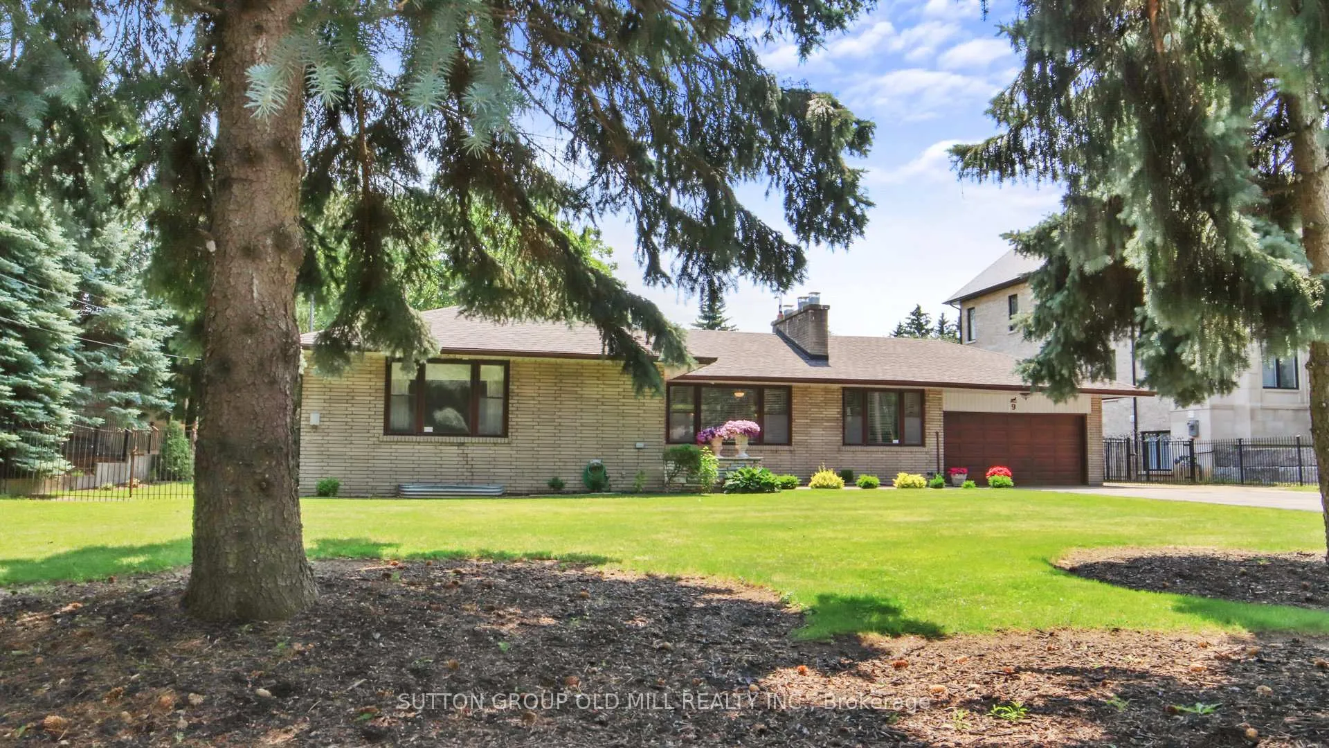 Photo 2 of 9 Westmount Park Road, Etobicoke, Humber Heights — HOMEH
