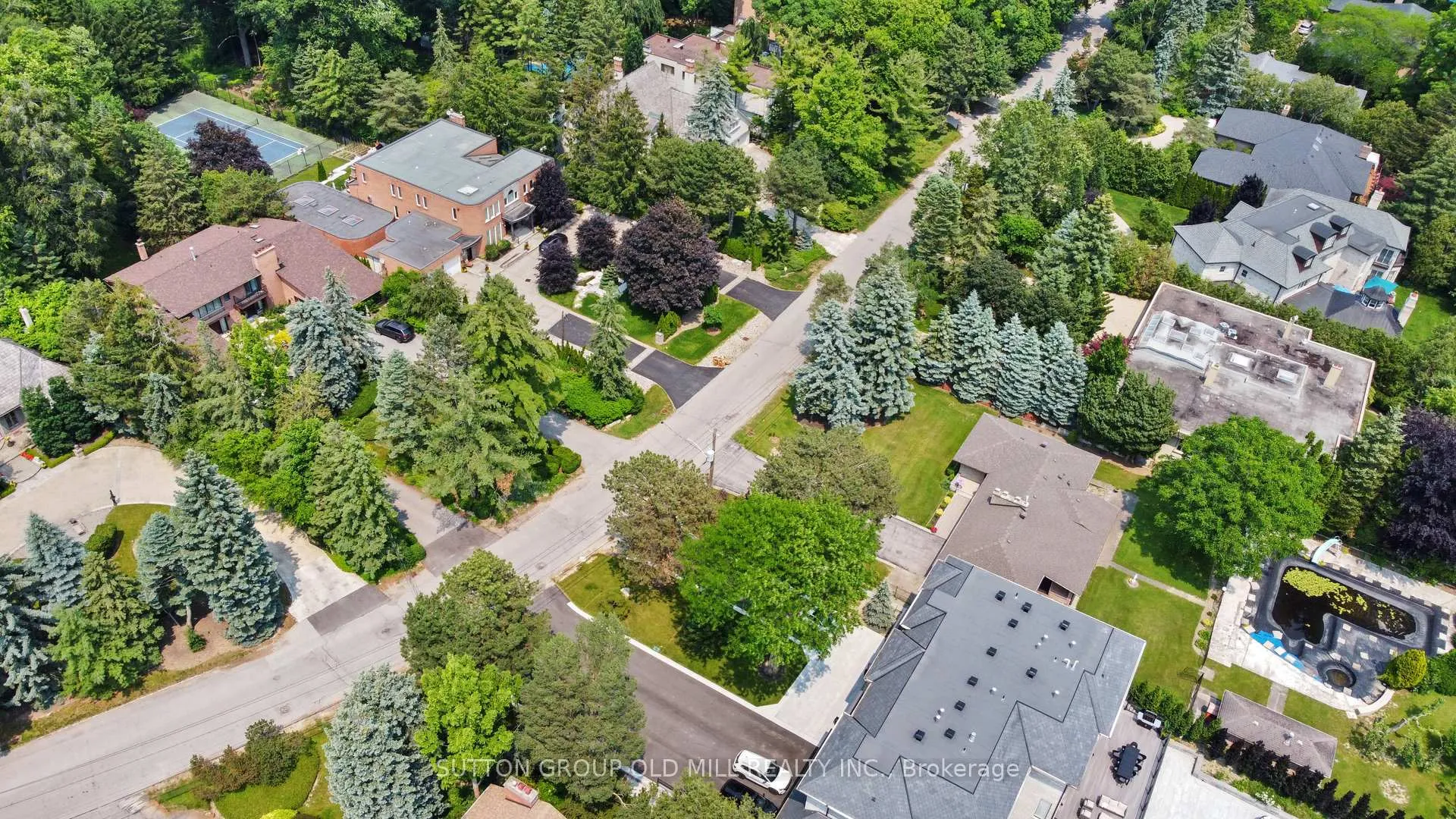 Photo 8 of 9 Westmount Park Road, Etobicoke, Humber Heights — HOMEH