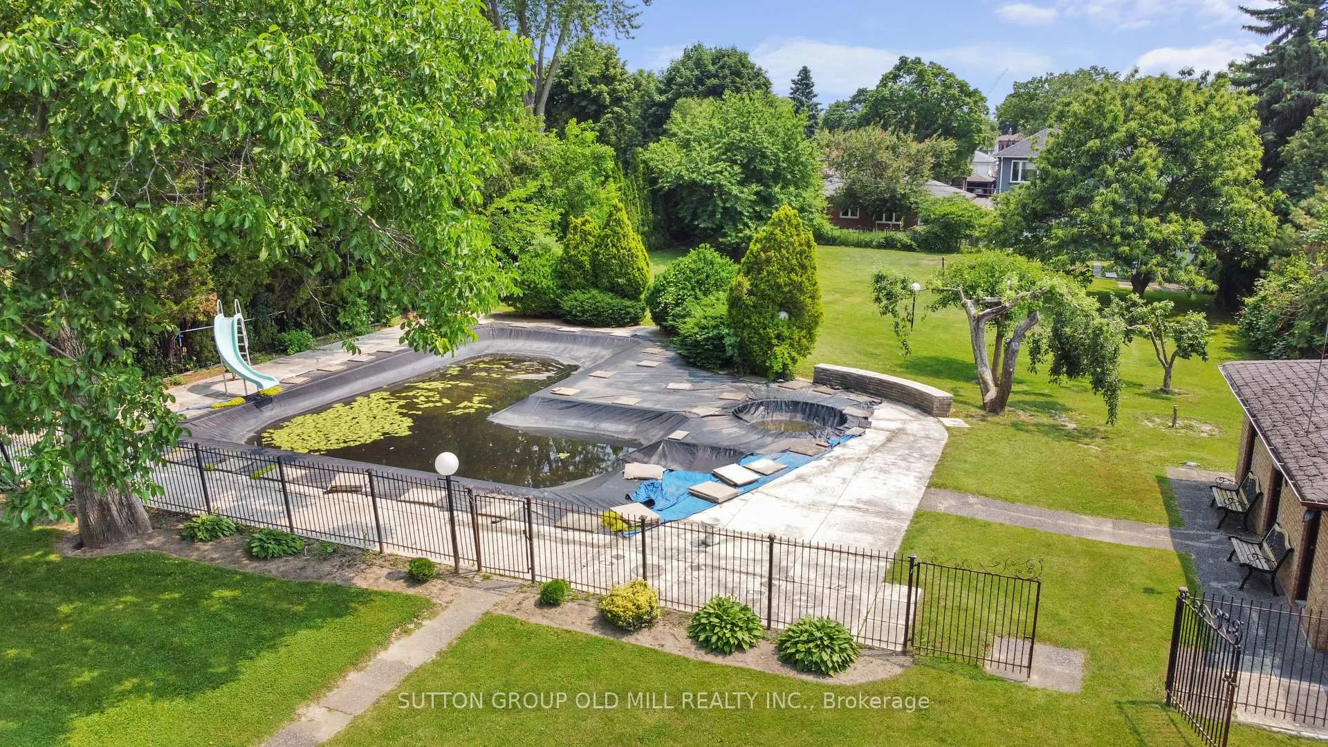 Photo 10 of 9 Westmount Park Road, Etobicoke, Humber Heights — HOMEH