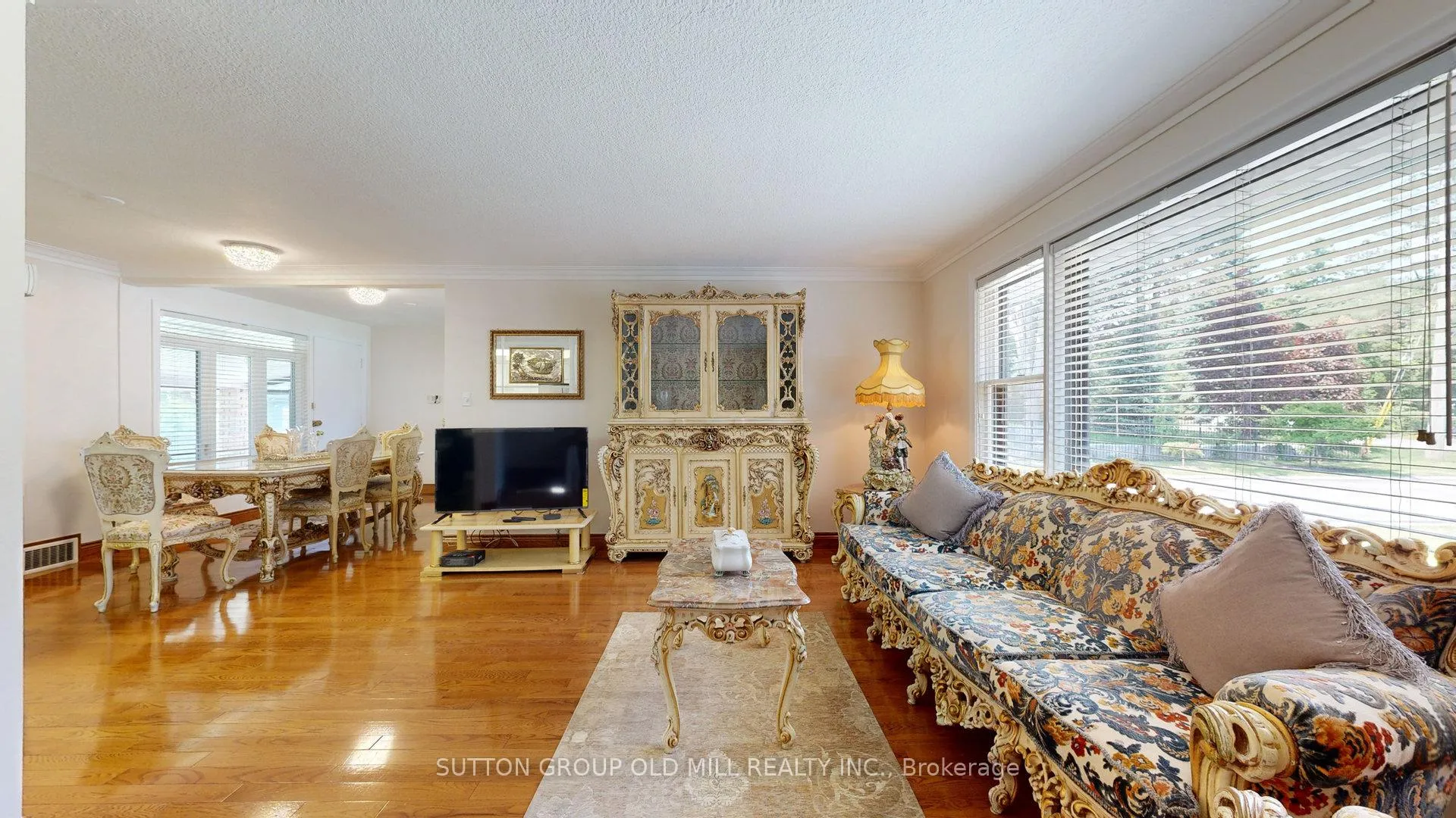 Photo 13 of 9 Westmount Park Road, Etobicoke, Humber Heights — HOMEH