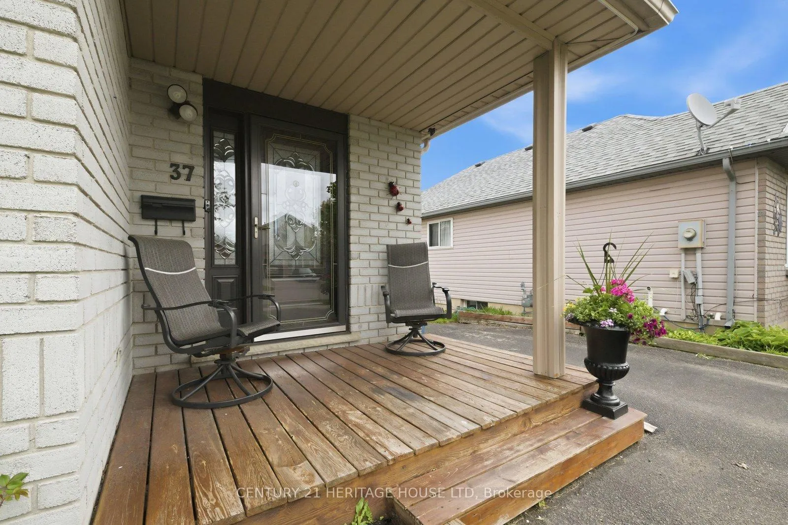 Photo 3 of 37 Anastasia Crescent, Brantford, Lynden Hills — HOMEH