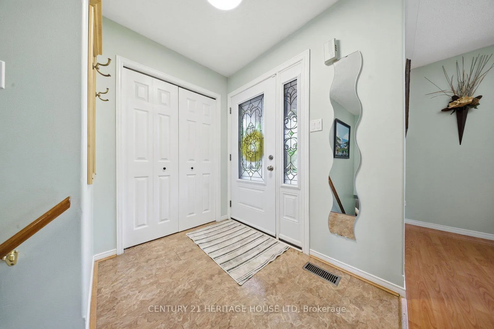 Photo 4 of 37 Anastasia Crescent, Brantford, Lynden Hills — HOMEH