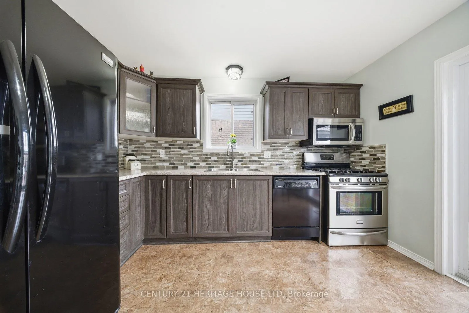 Photo 9 of 37 Anastasia Crescent, Brantford, Lynden Hills — HOMEH