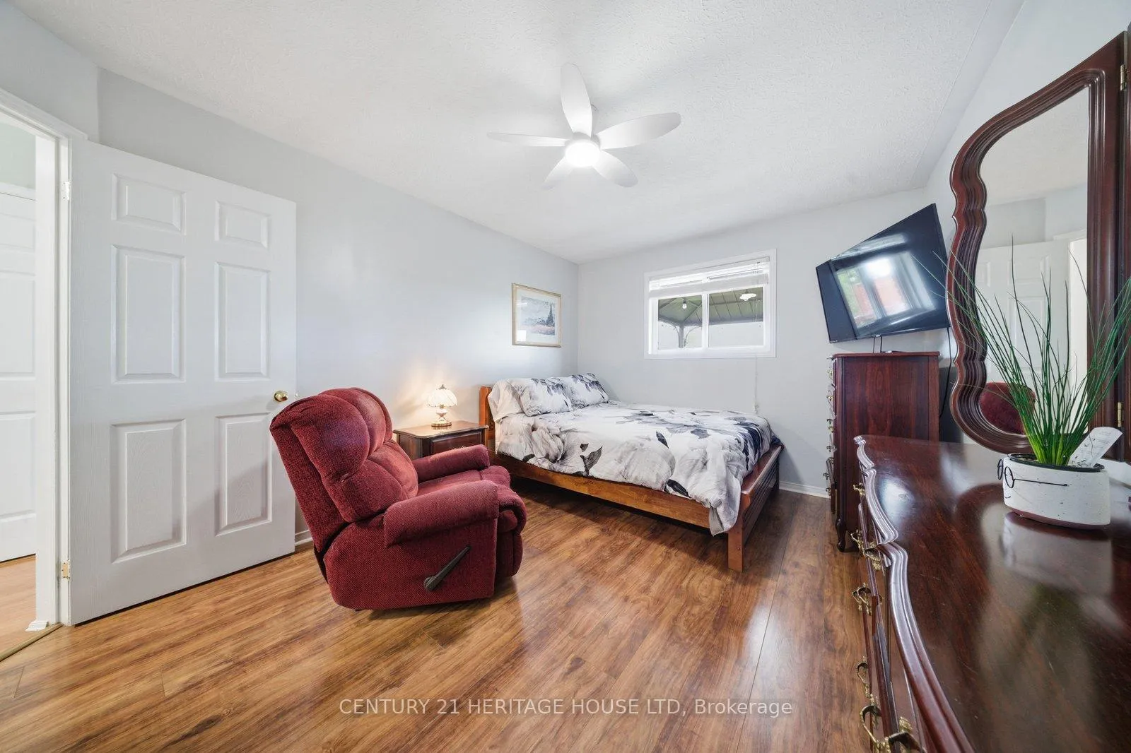 Photo 14 of 37 Anastasia Crescent, Brantford, Lynden Hills — HOMEH