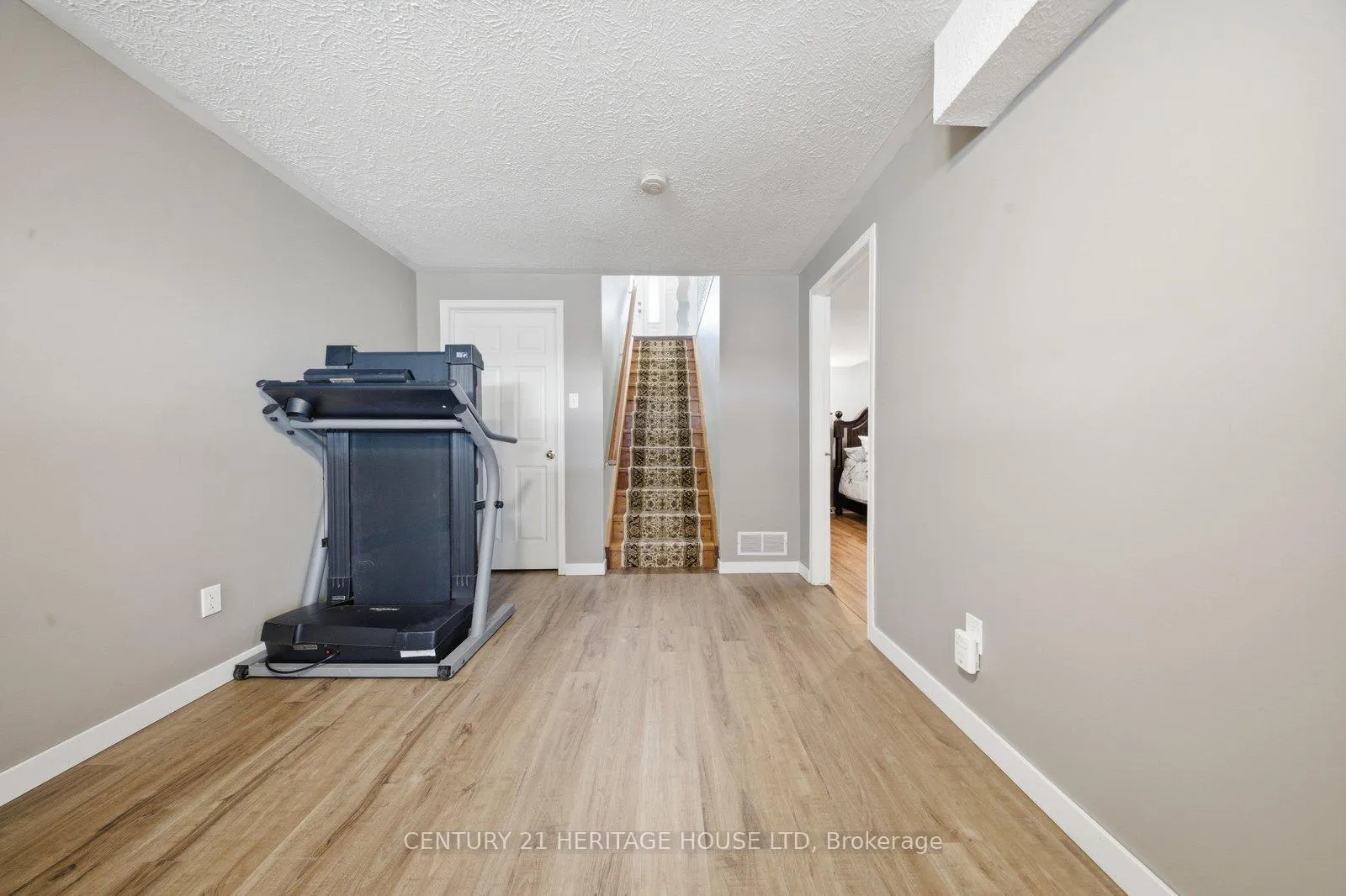 Photo 17 of 37 Anastasia Crescent, Brantford, Lynden Hills — HOMEH