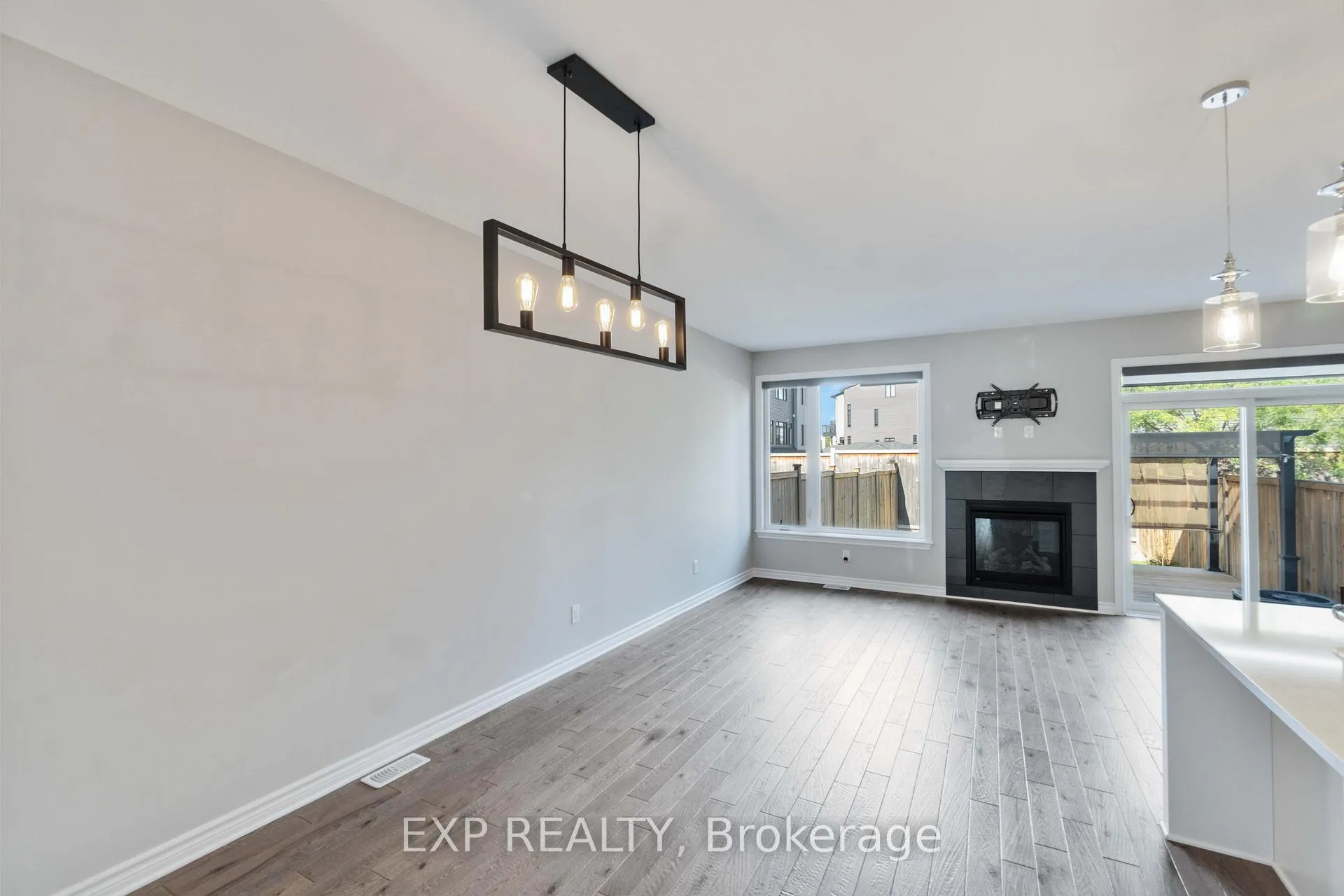 Photo 6 of 760 Carnelian Crescent, Ottawa, Riverside South/Gloucester Glen — HOMEH