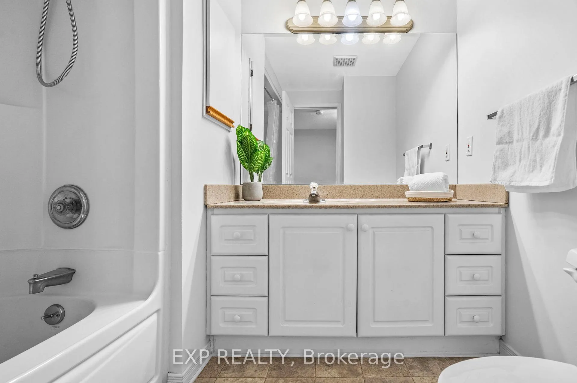 Photo 16 of 24 Juniper Crescent, Markham, Unionville — HOMEH