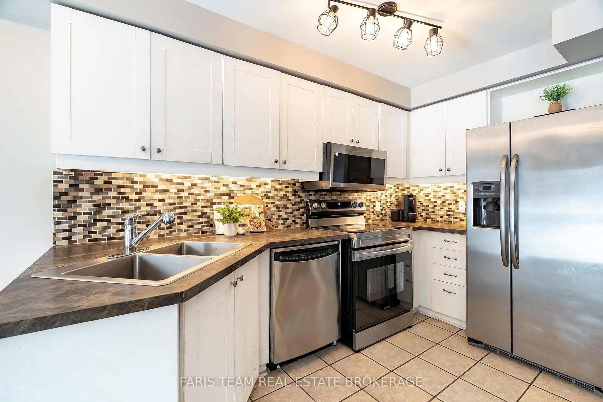 Photo 5 of 256 Ferndale Drive S, Barrie, Ardagh — HOMEH
