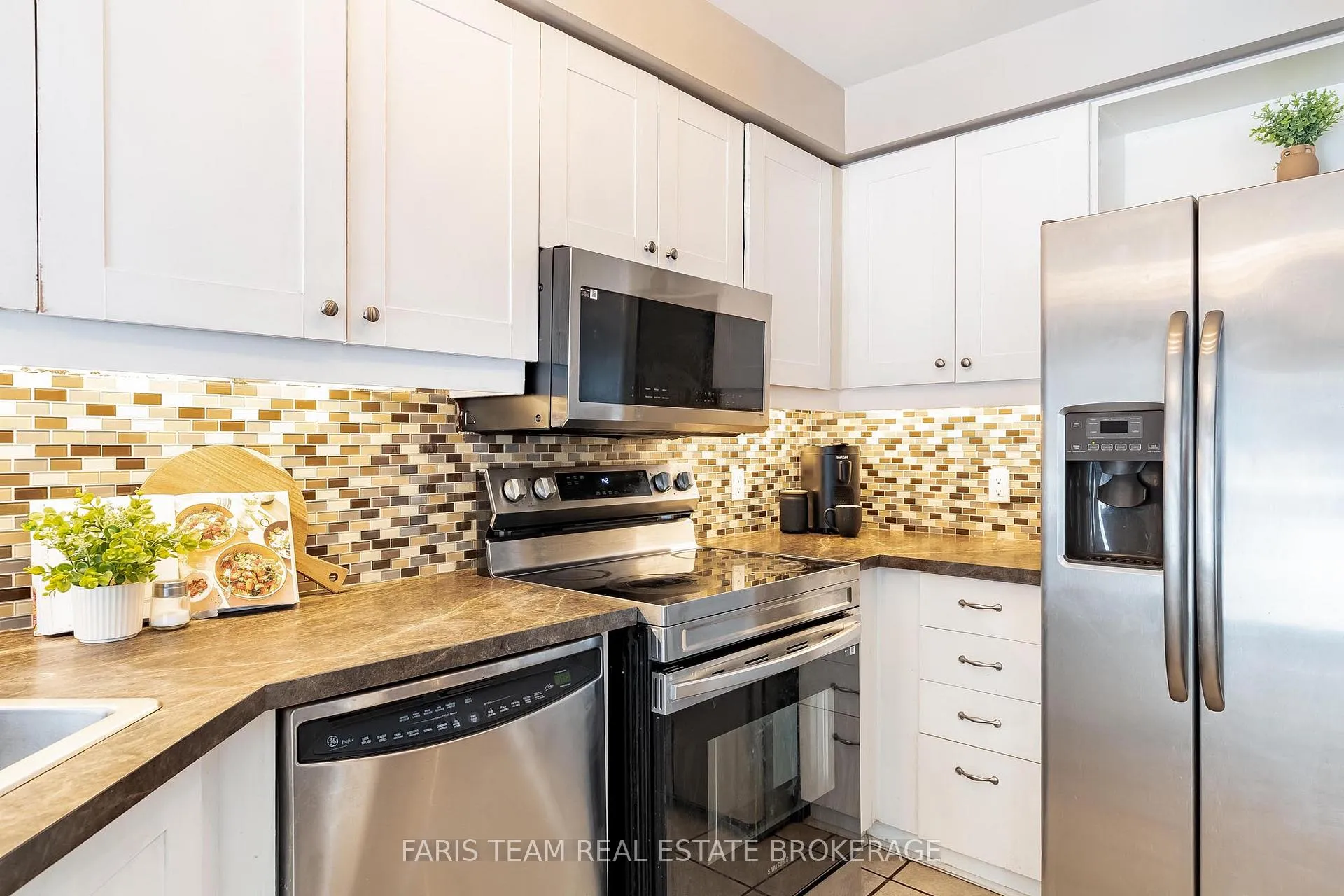 Photo 7 of 256 Ferndale Drive S, Barrie, Ardagh — HOMEH