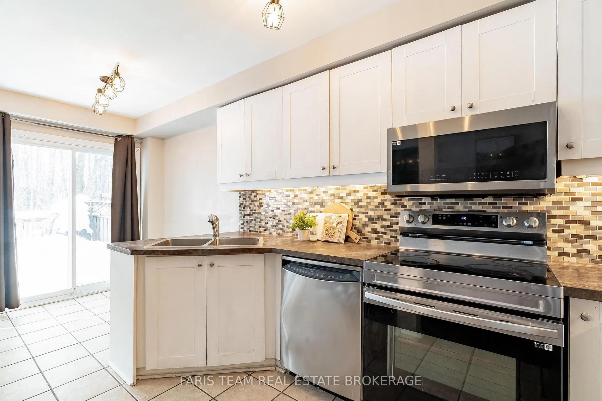 Photo 8 of 256 Ferndale Drive S, Barrie, Ardagh — HOMEH