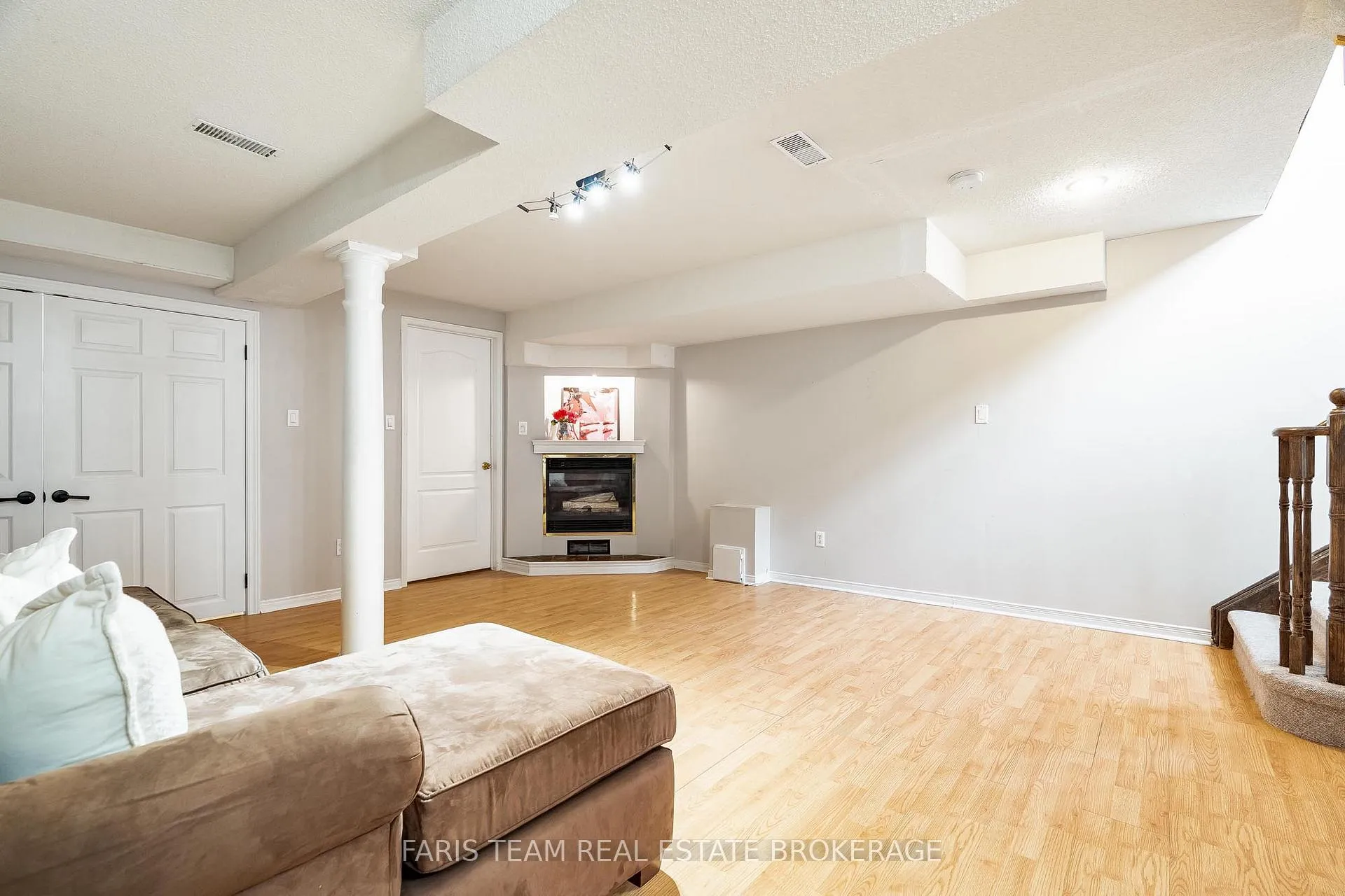 Photo 32 of 256 Ferndale Drive S, Barrie, Ardagh — HOMEH