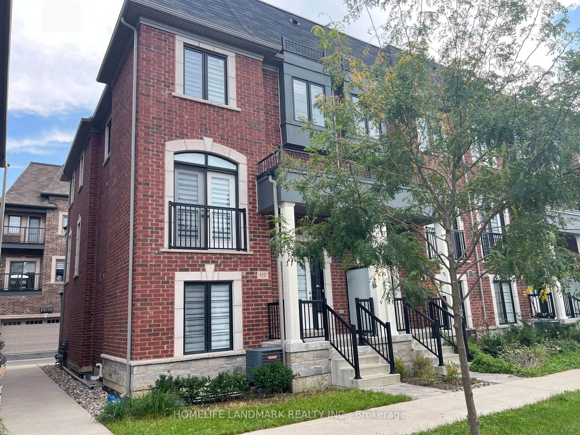 Photo 2 of 117 Lichfield Road, Markham, Unionville — HOMEH