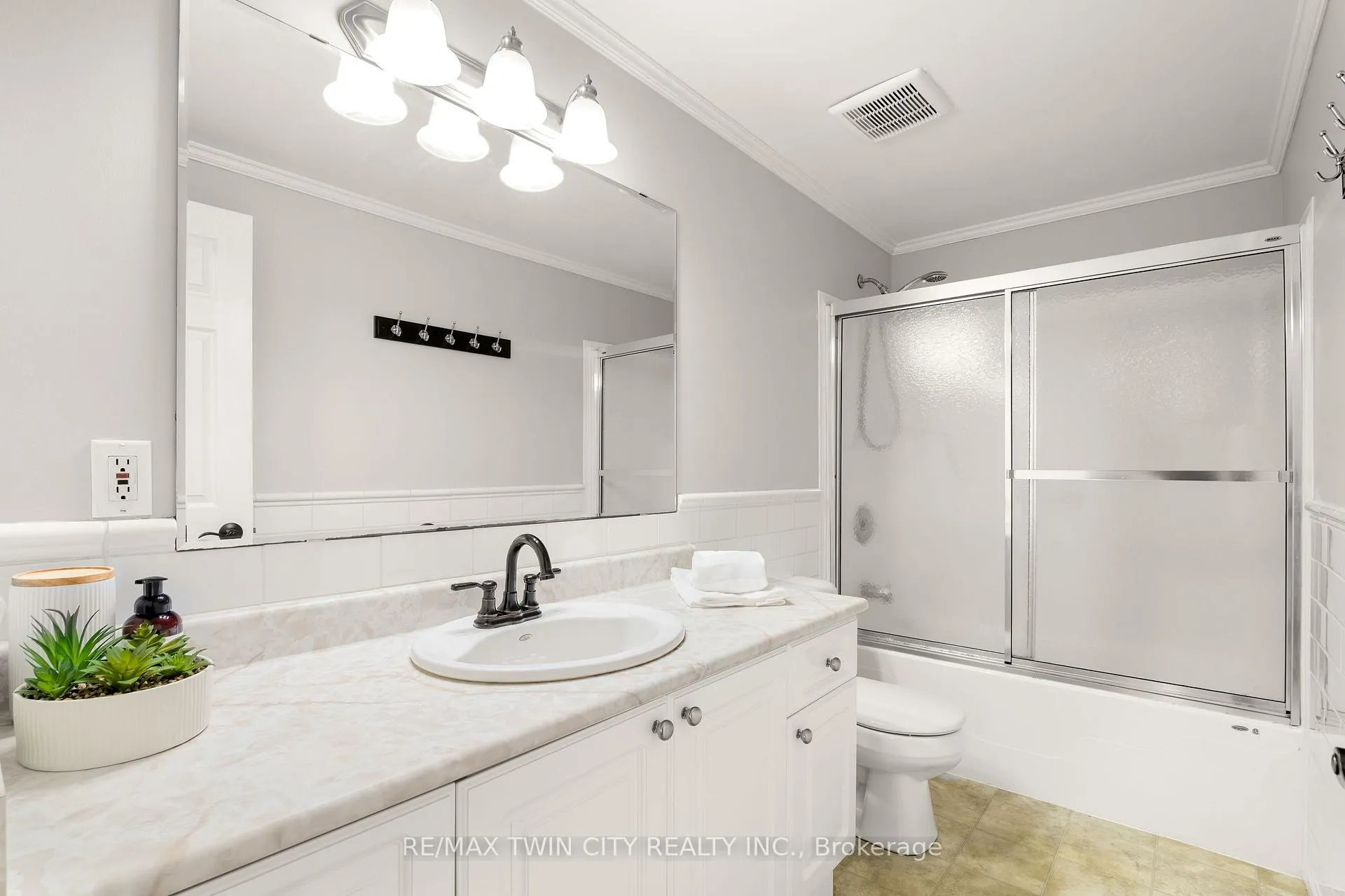 Photo 26 of 635 Bonavista Drive, Waterloo — HOMEH