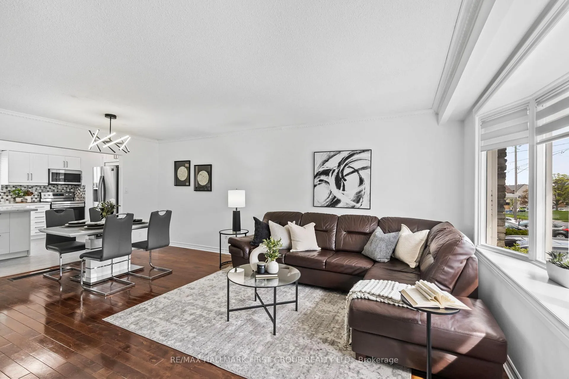 Photo 3 of 428 Dean Avenue, Oshawa, Central — HOMEH